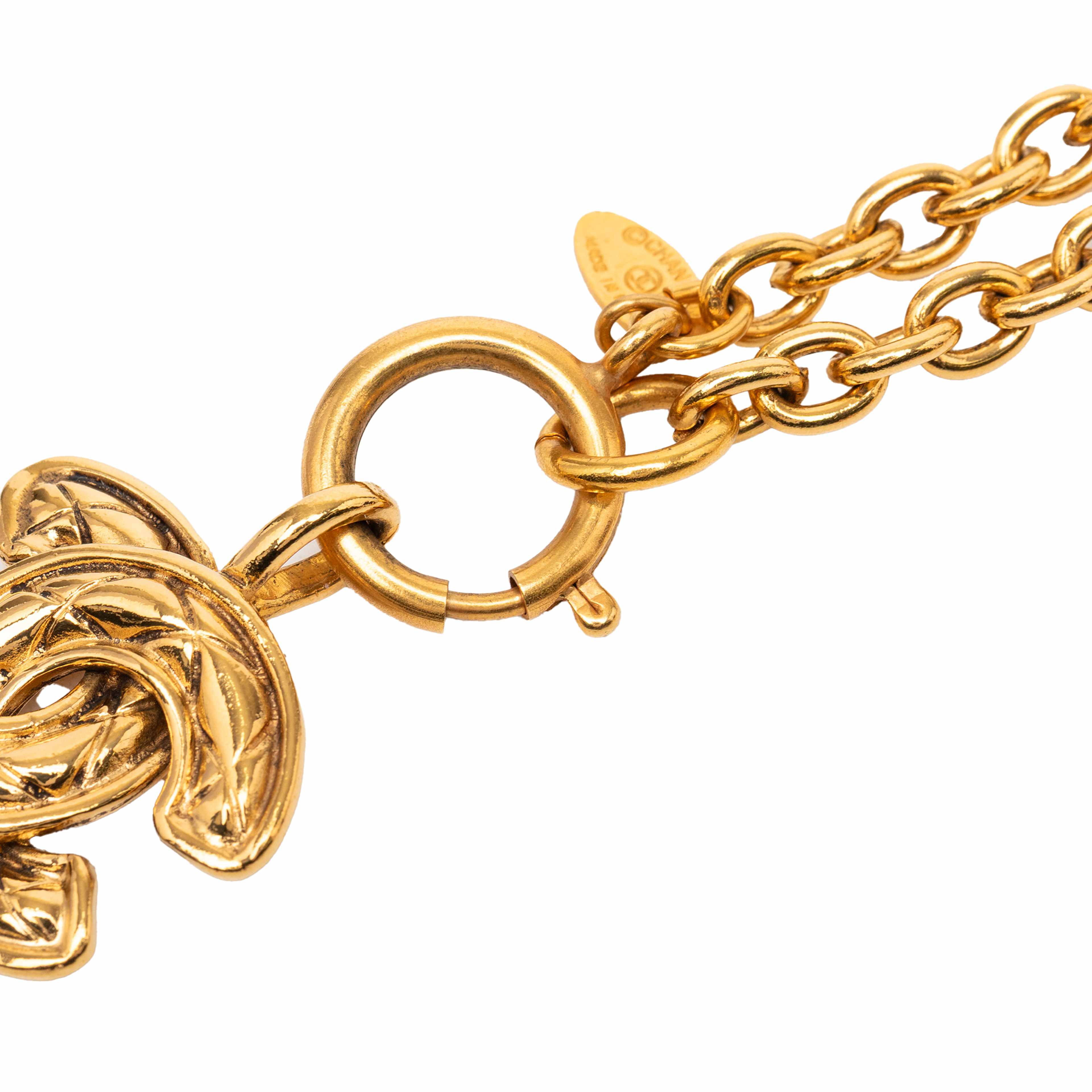 Chanel Gold Plated Cc Quilted Pendant Necklace, från Luxclusif, i färgen gold. Klicka för att öppna bilden i stort format