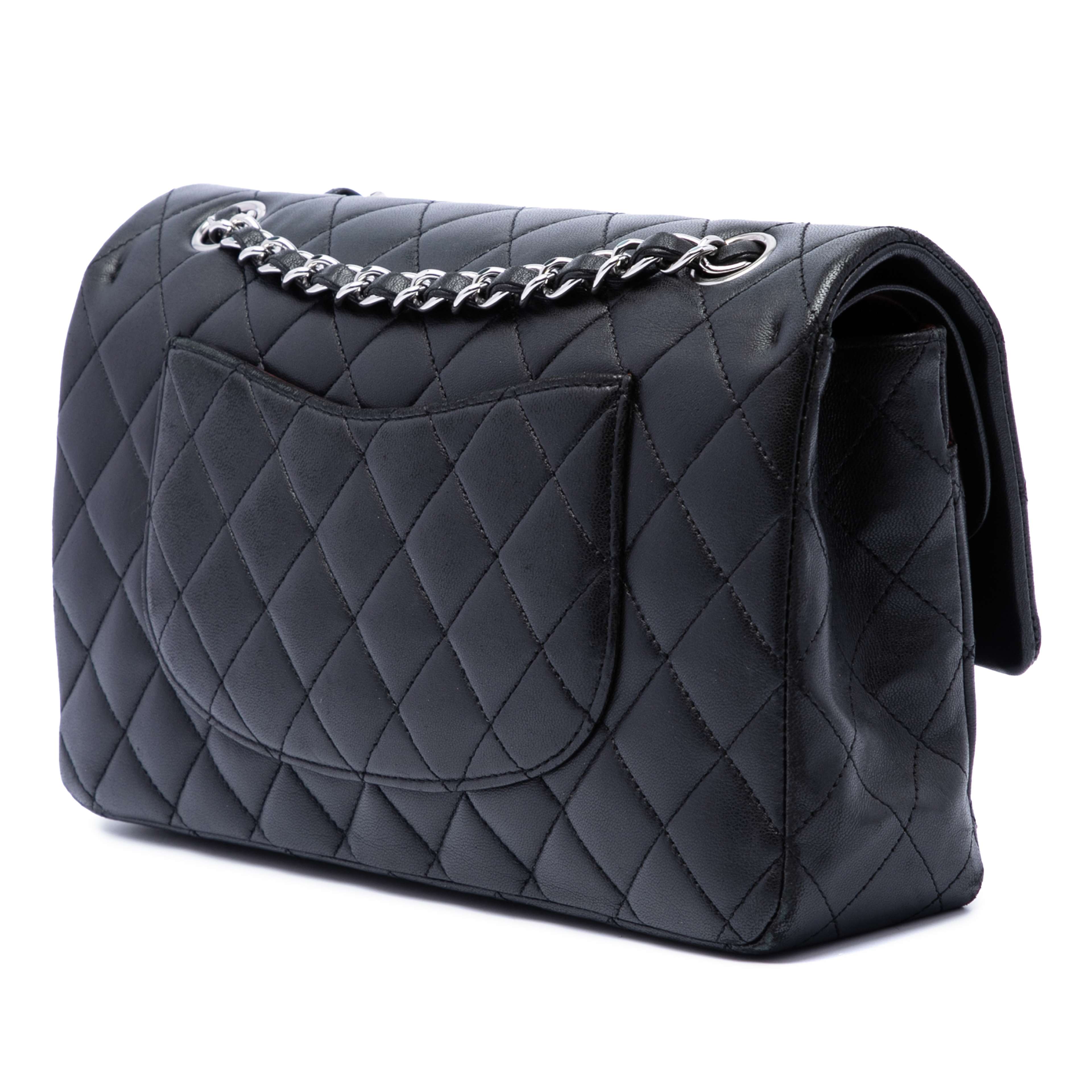 Chanel Medium Classic Lambskin Double Flap, från Luxclusif, i färgen svart. Klicka för att öppna bilden i stort format