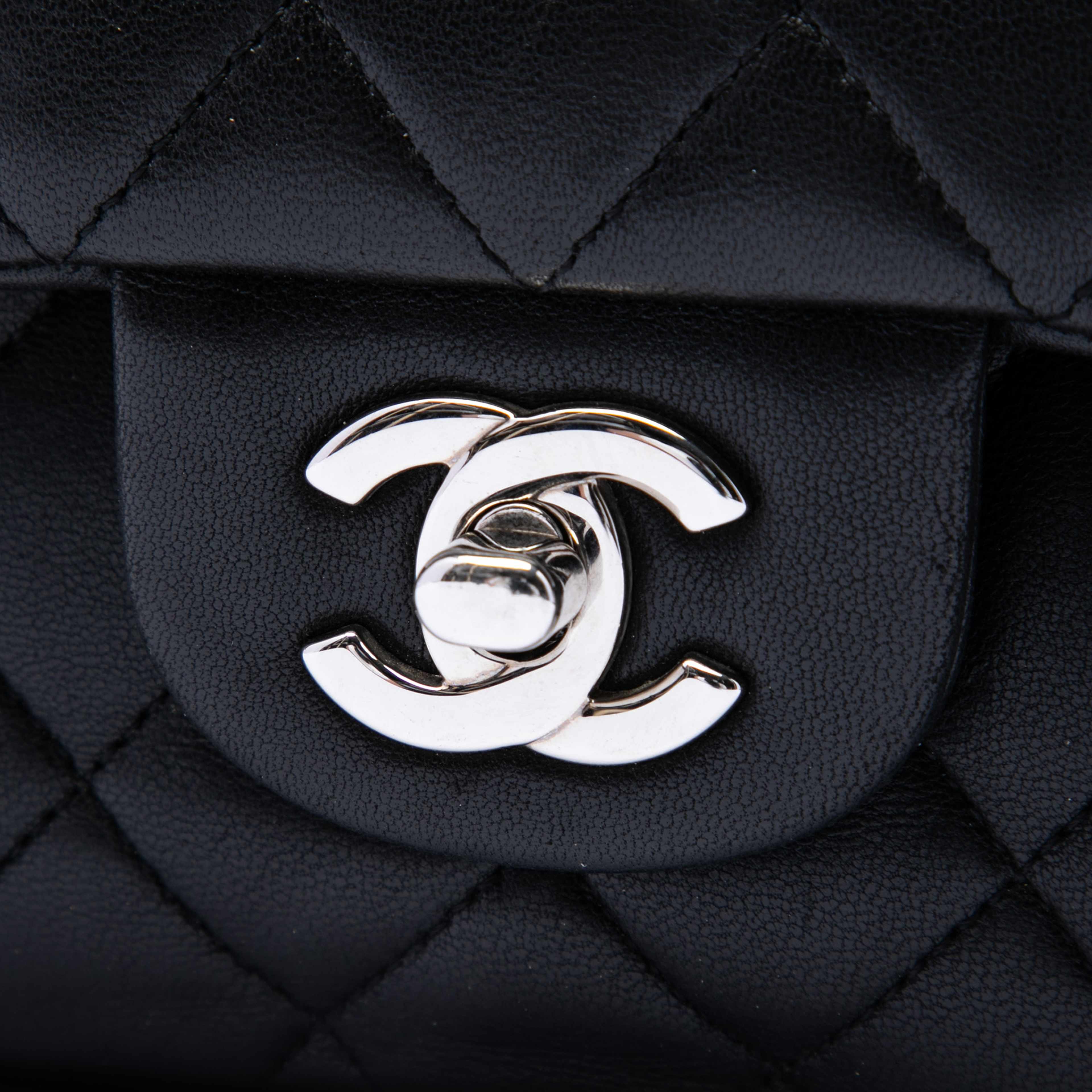 Chanel Medium Classic Lambskin Double Flap, från Luxclusif, i färgen svart. Klicka för att öppna bilden i stort format