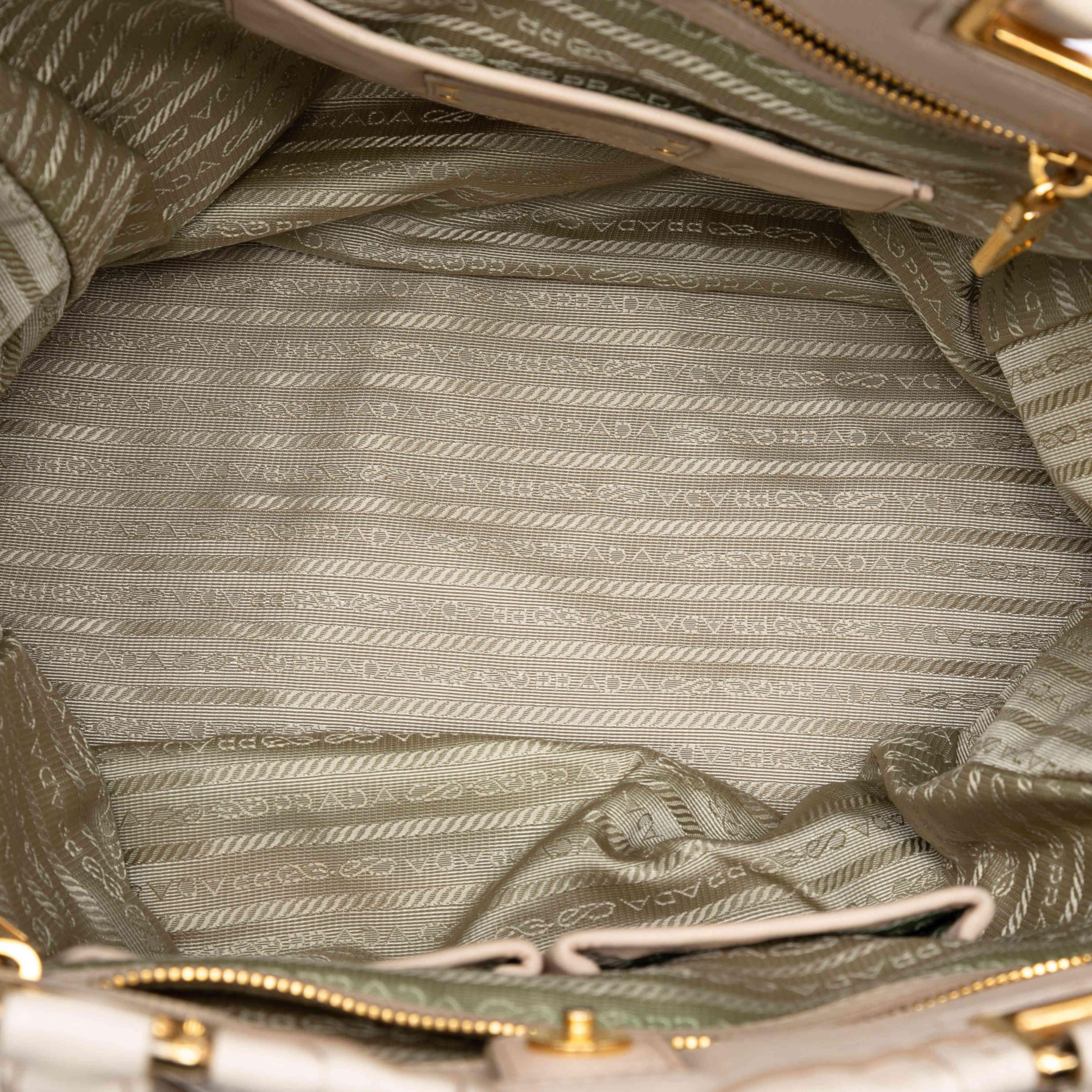 Prada Nappa Gaufre Satchel, från Luxclusif, i färgen light beige. Klicka för att öppna bilden i stort format