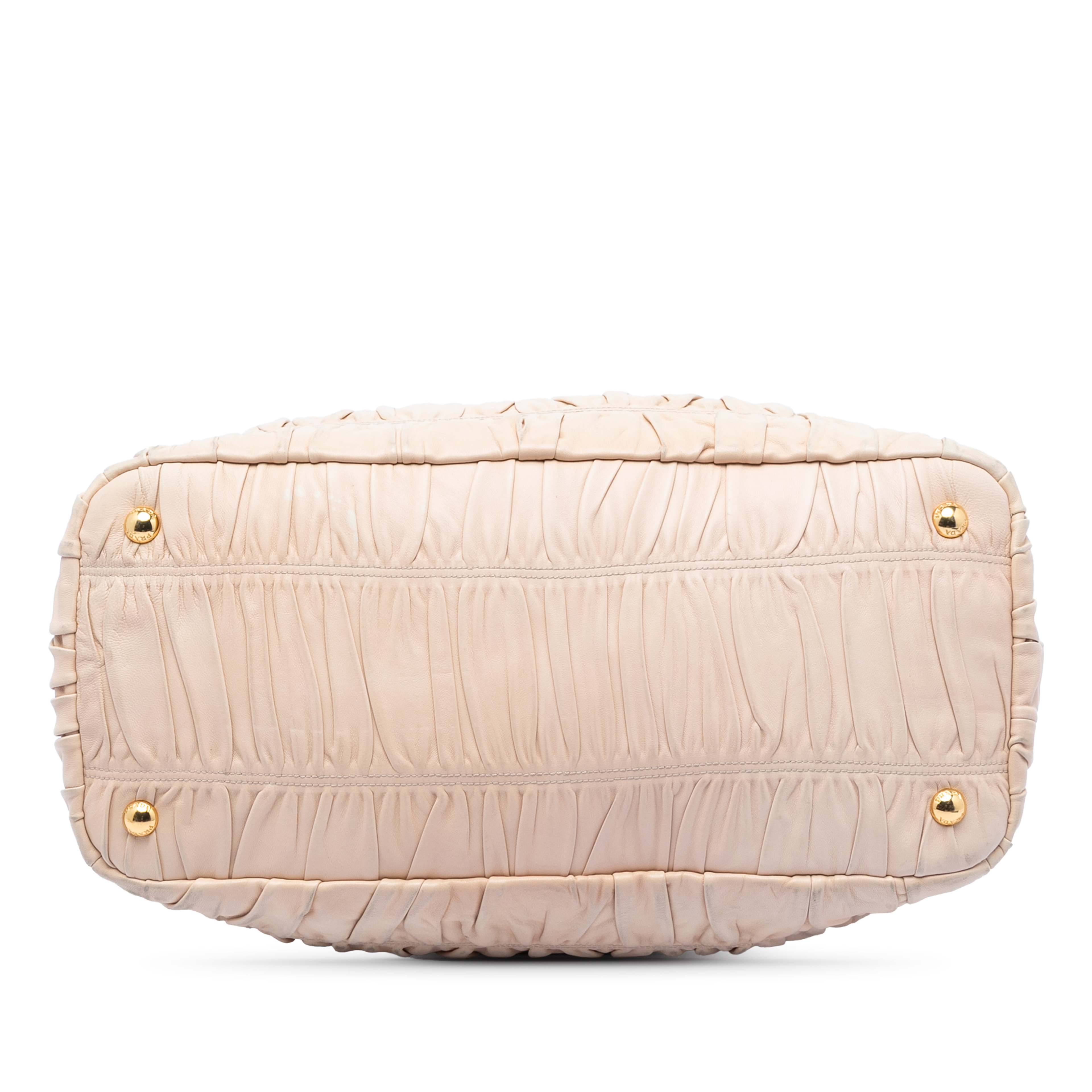 Prada Nappa Gaufre Satchel, från Luxclusif, i färgen light beige. Klicka för att öppna bilden i stort format