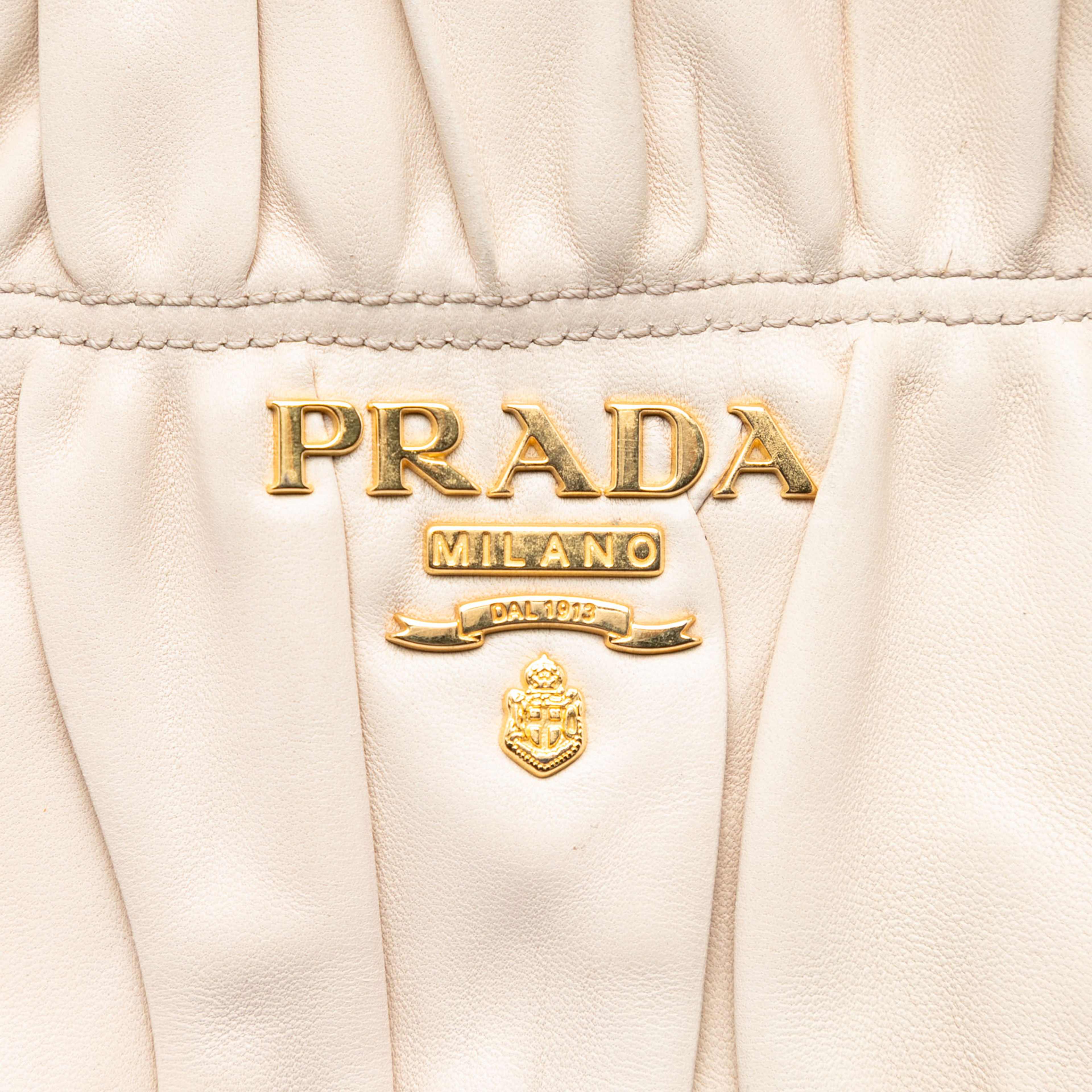Prada Nappa Gaufre Satchel, från Luxclusif, i färgen light beige. Klicka för att öppna bilden i stort format