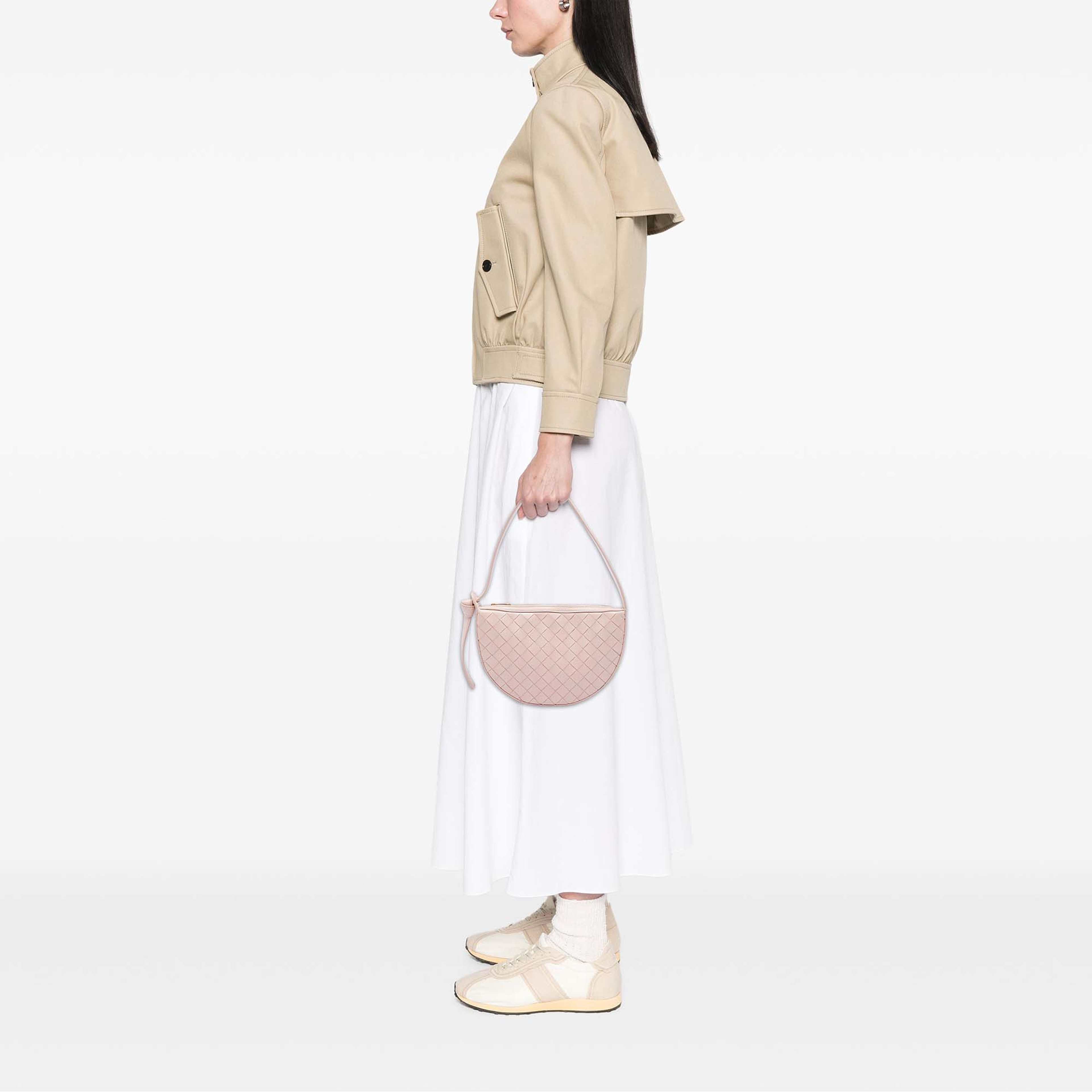 Bottega Veneta Mini Leather Intrecciato Sunrise Hobo, från Luxclusif, i färgen rosa. Klicka för att öppna bilden i stort format