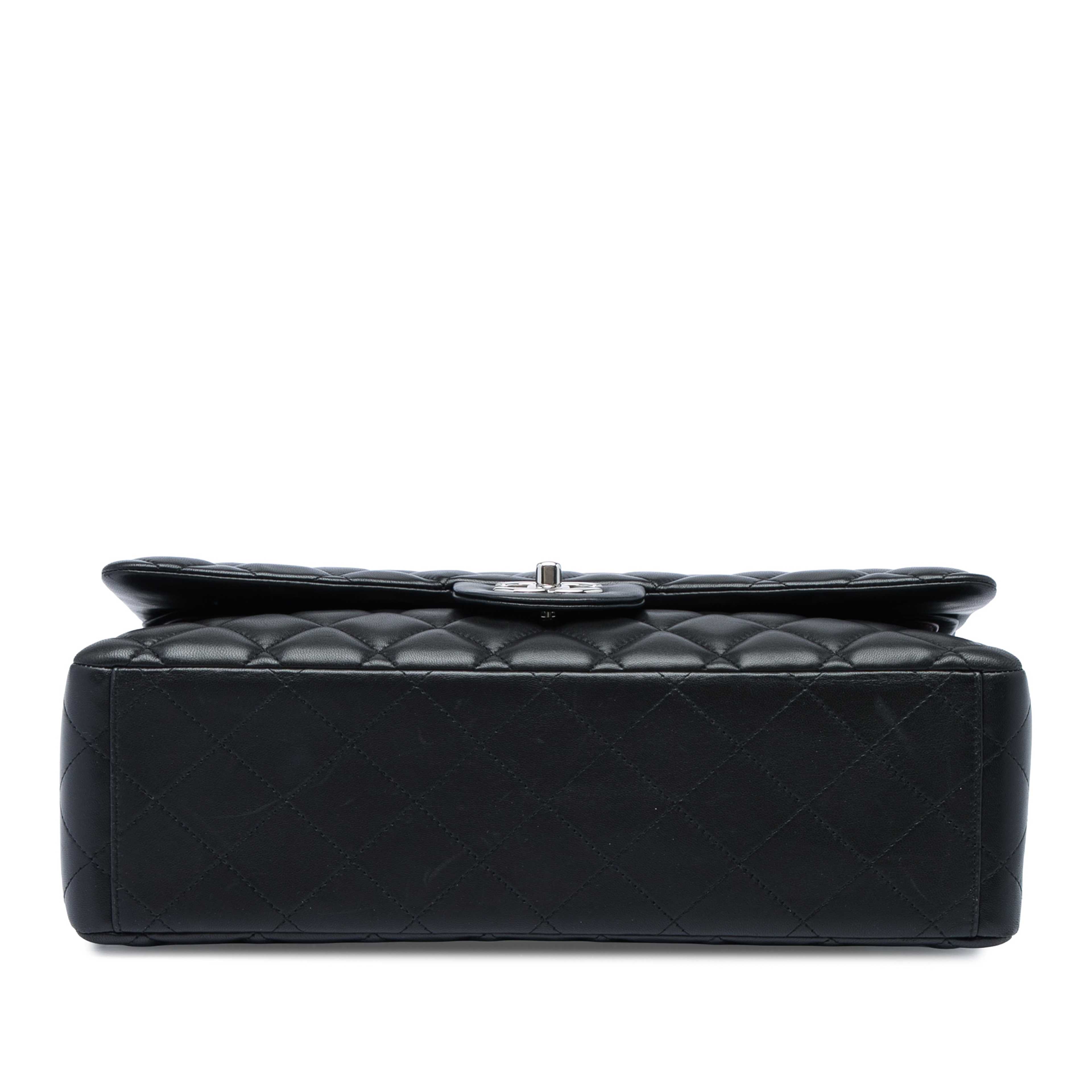 Chanel Jumbo Classic Lambskin Double Flap, från Luxclusif, i färgen svart. Klicka för att öppna bilden i stort format