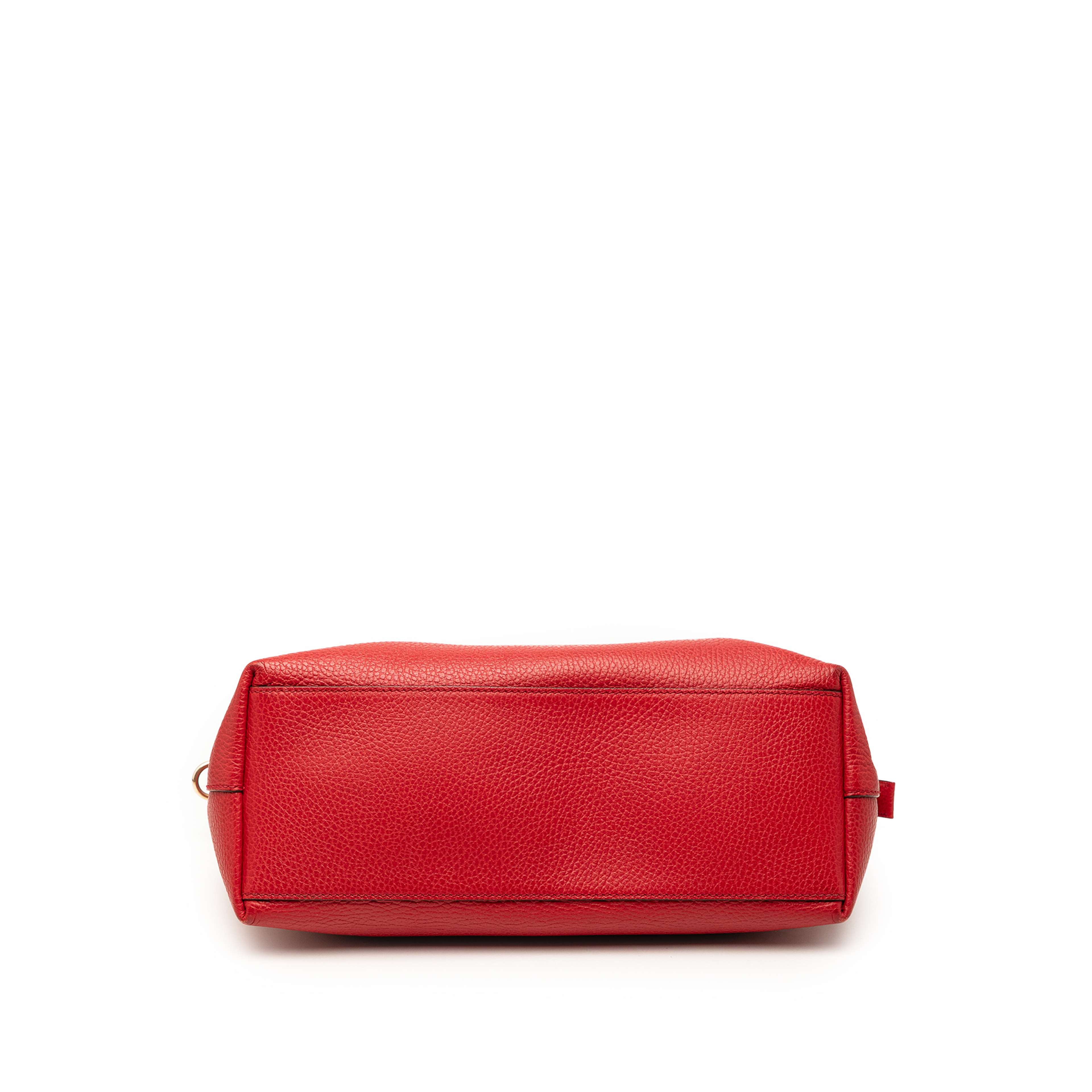 Gucci Dollar Calfskin Gg Charm Satchel, från Luxclusif, i färgen red. Klicka för att öppna bilden i stort format