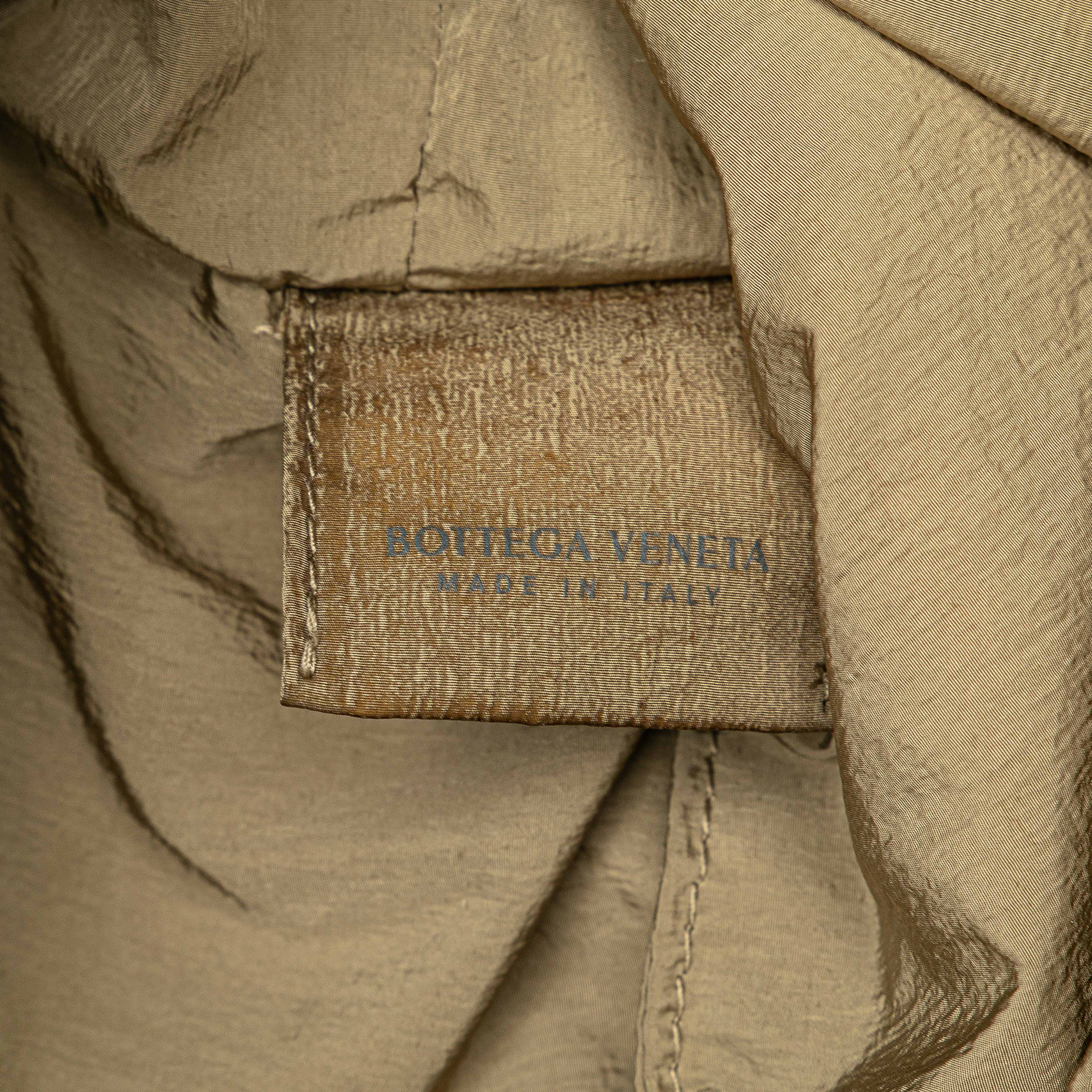 Bottega Veneta Satin Crossbody, från Luxclusif, i färgen khaki. Klicka för att öppna bilden i stort format