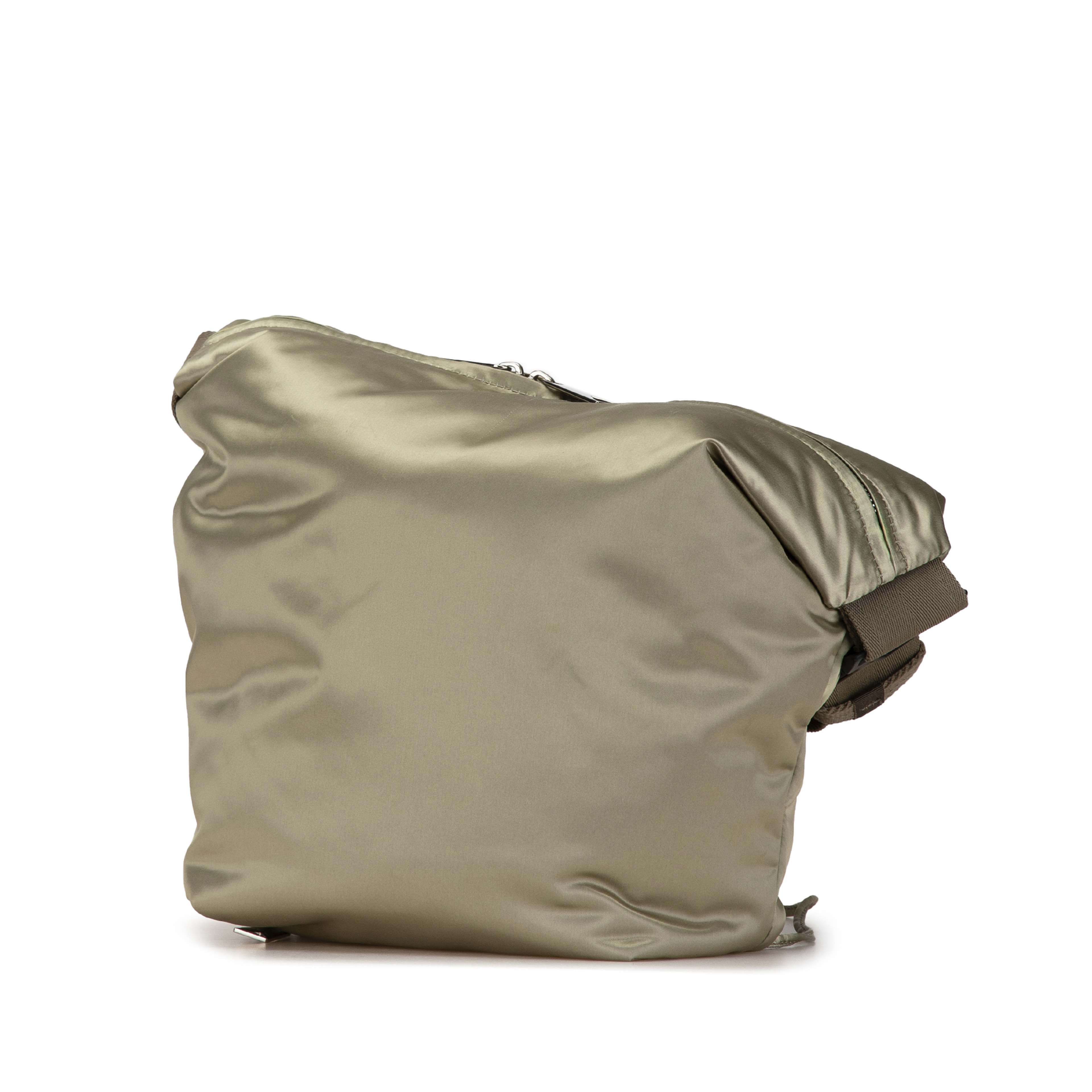 Bottega Veneta Satin Crossbody, från Luxclusif, i färgen khaki. Klicka för att öppna bilden i stort format