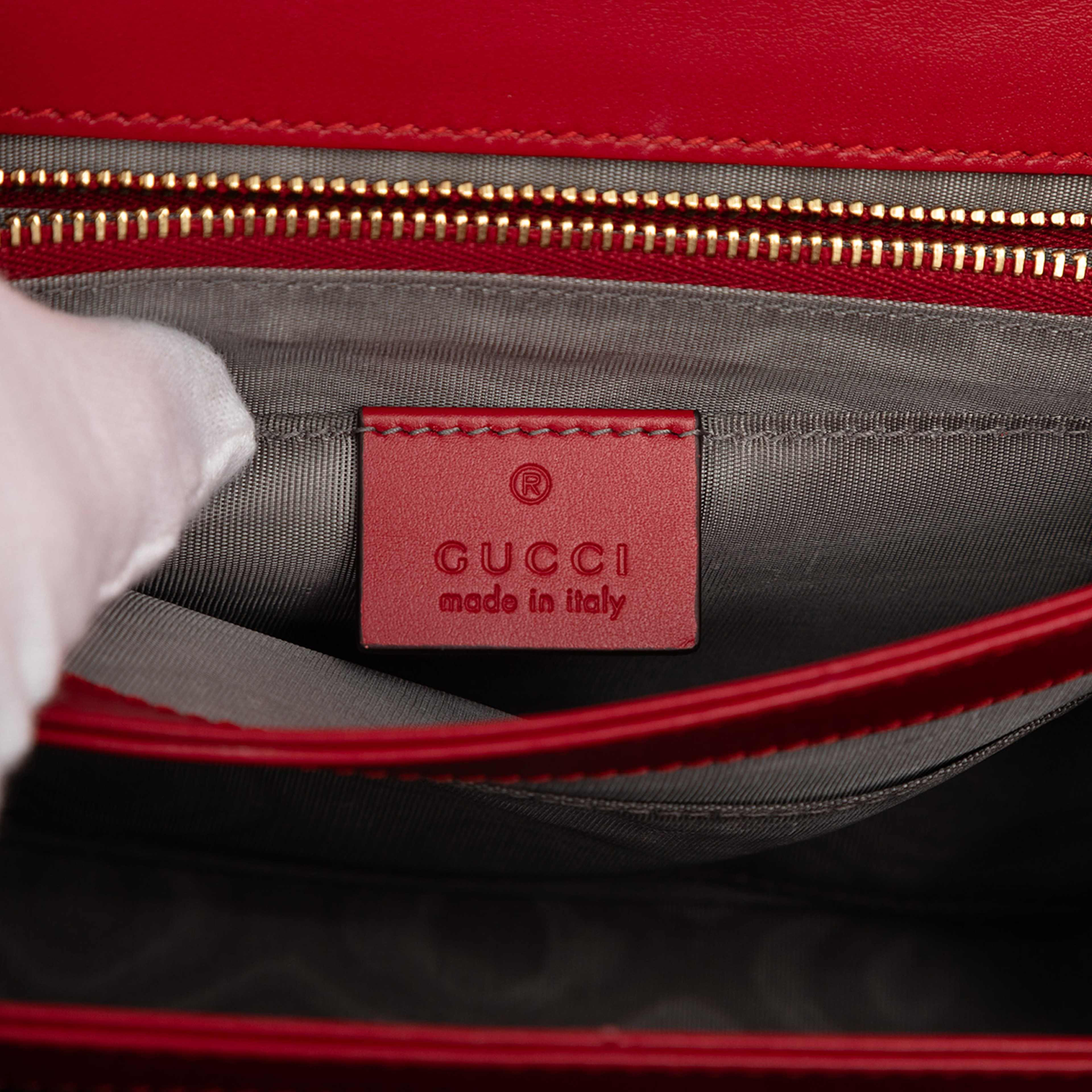 Gucci Small Smooth Calfskin Zumi Flap Crossbody, från Luxclusif, i färgen red. Klicka för att öppna bilden i stort format