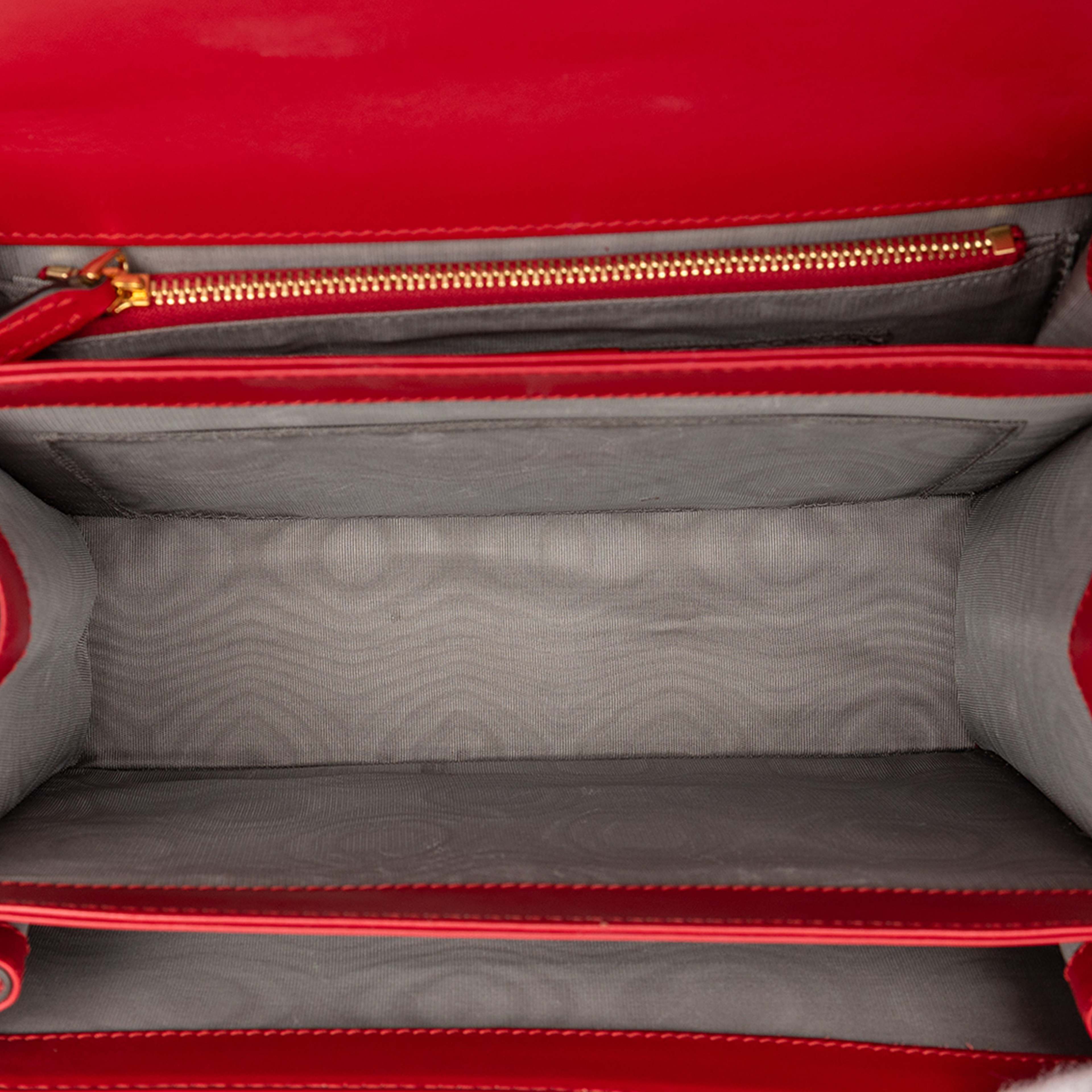 Gucci Small Smooth Calfskin Zumi Flap Crossbody, från Luxclusif, i färgen red. Klicka för att öppna bilden i stort format