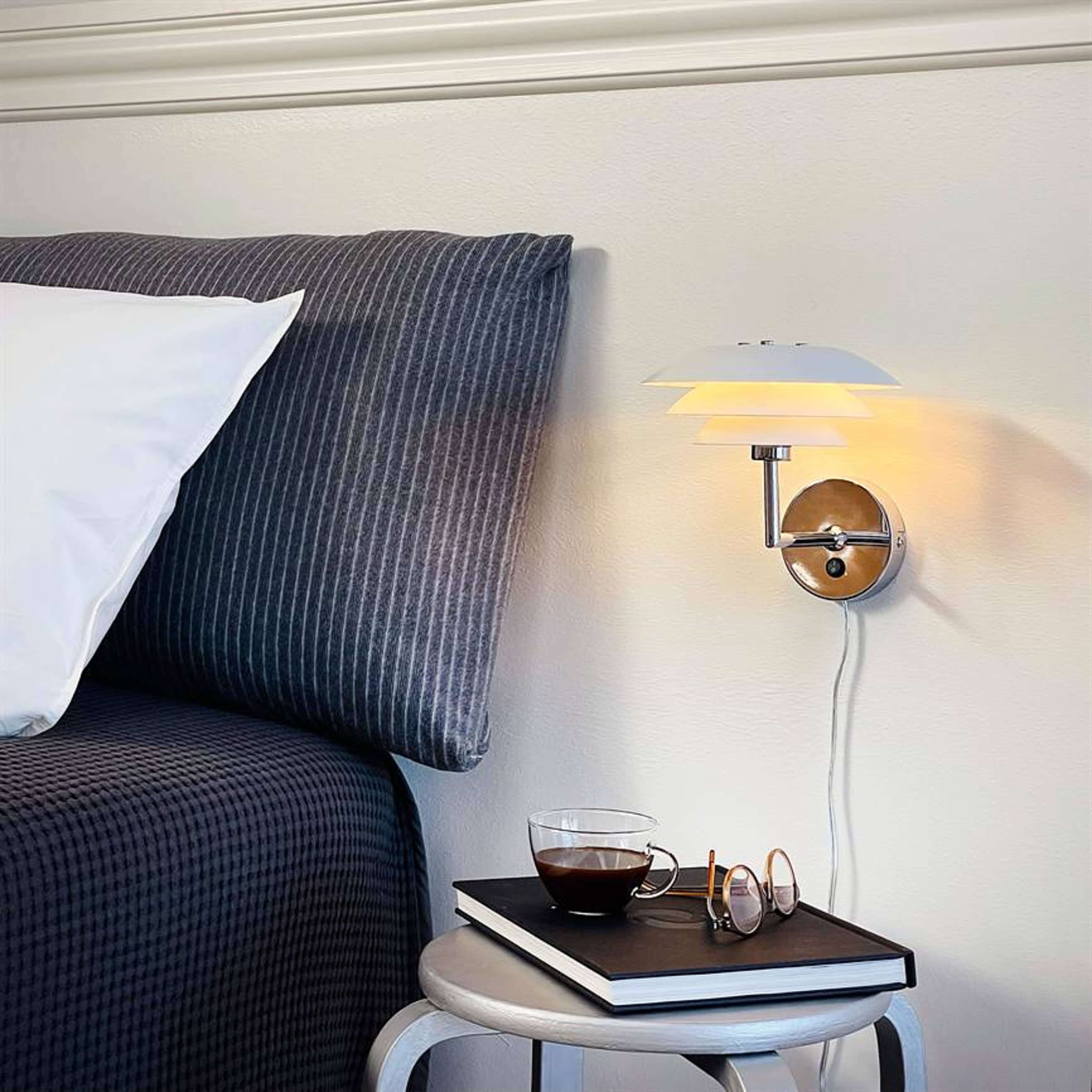 Dl20 Wall Lamp, från Dyberg Larsen, i färgen white. Klicka för att öppna bilden i stort format