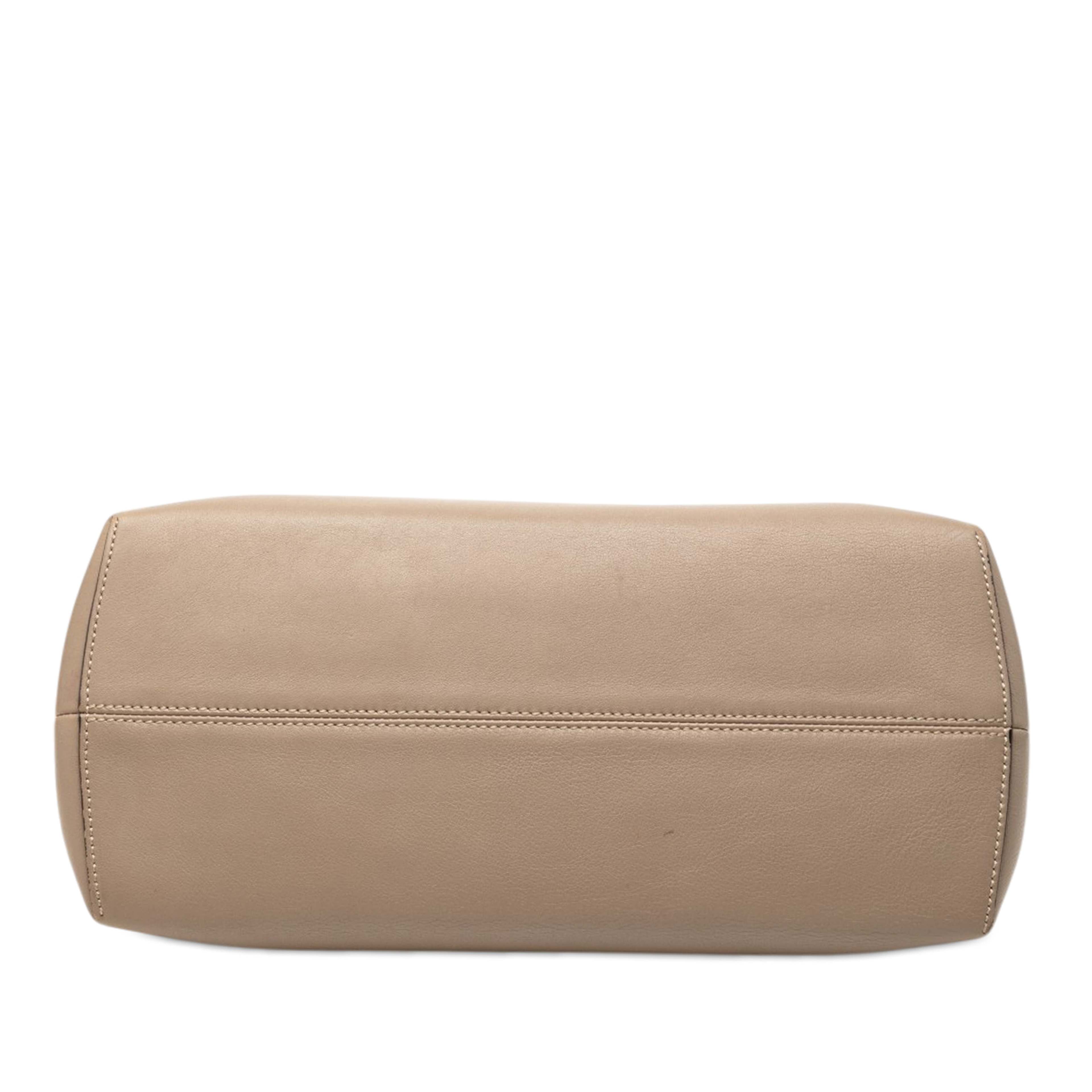 Fendi Large Leather By The Way Satchel, från Luxclusif, i färgen taupe. Klicka för att öppna bilden i stort format