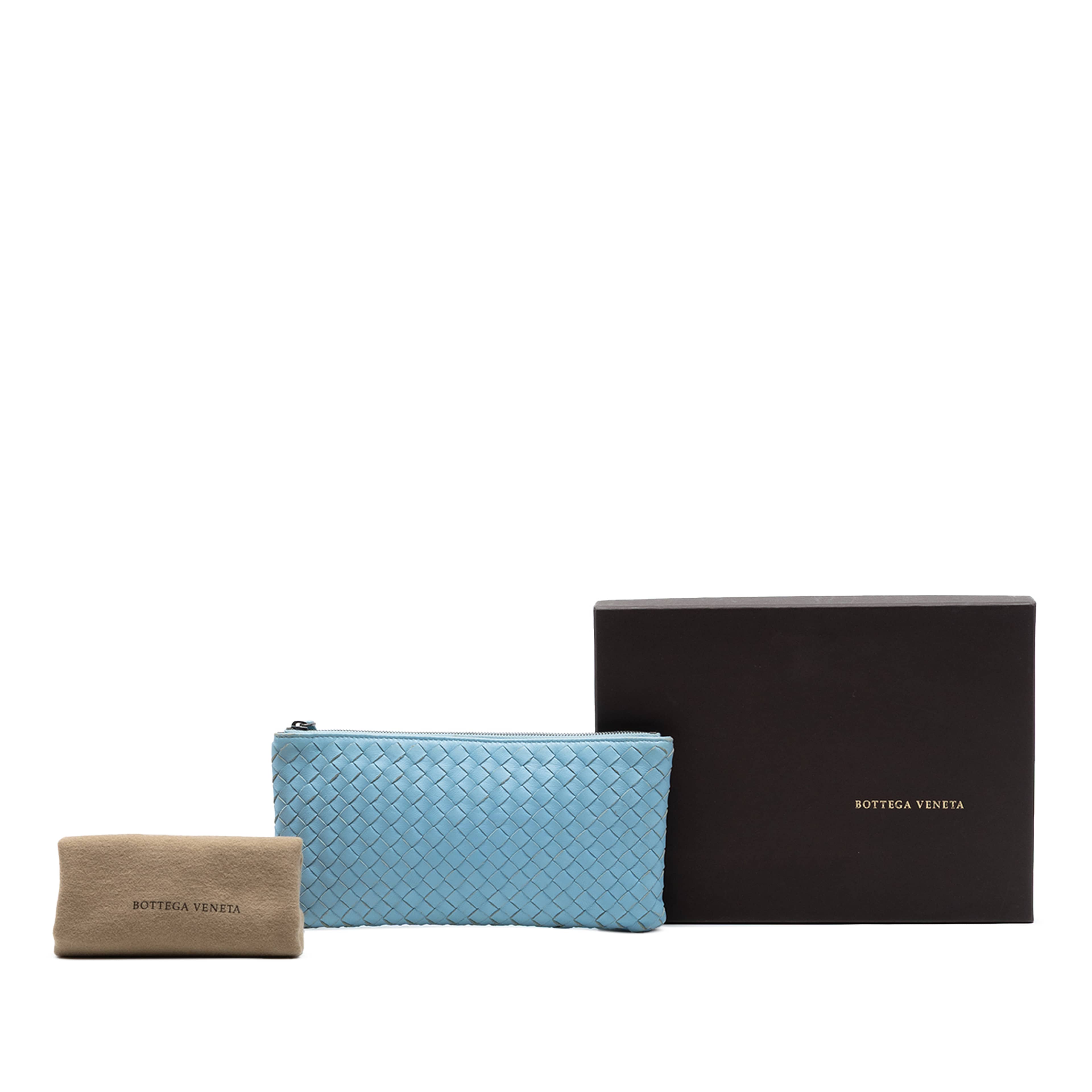 Bottega Veneta Small Nappa Intrecciato Zip Pouch, från Luxclusif, i färgen blå. Klicka för att öppna bilden i stort format