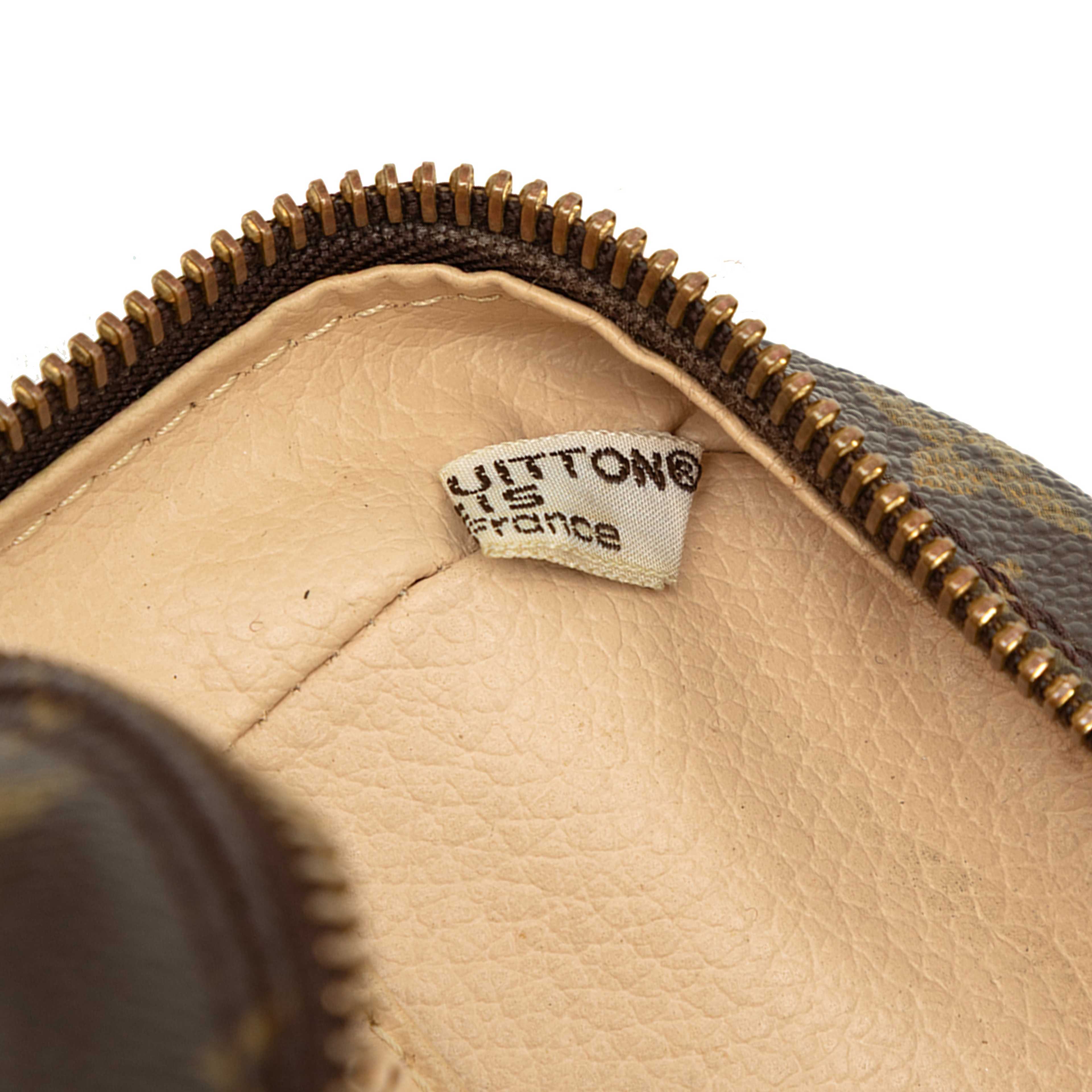 Louis Vuitton Monogram Trousse Toilette 23, från Luxclusif, i färgen brun. Klicka för att öppna bilden i stort format
