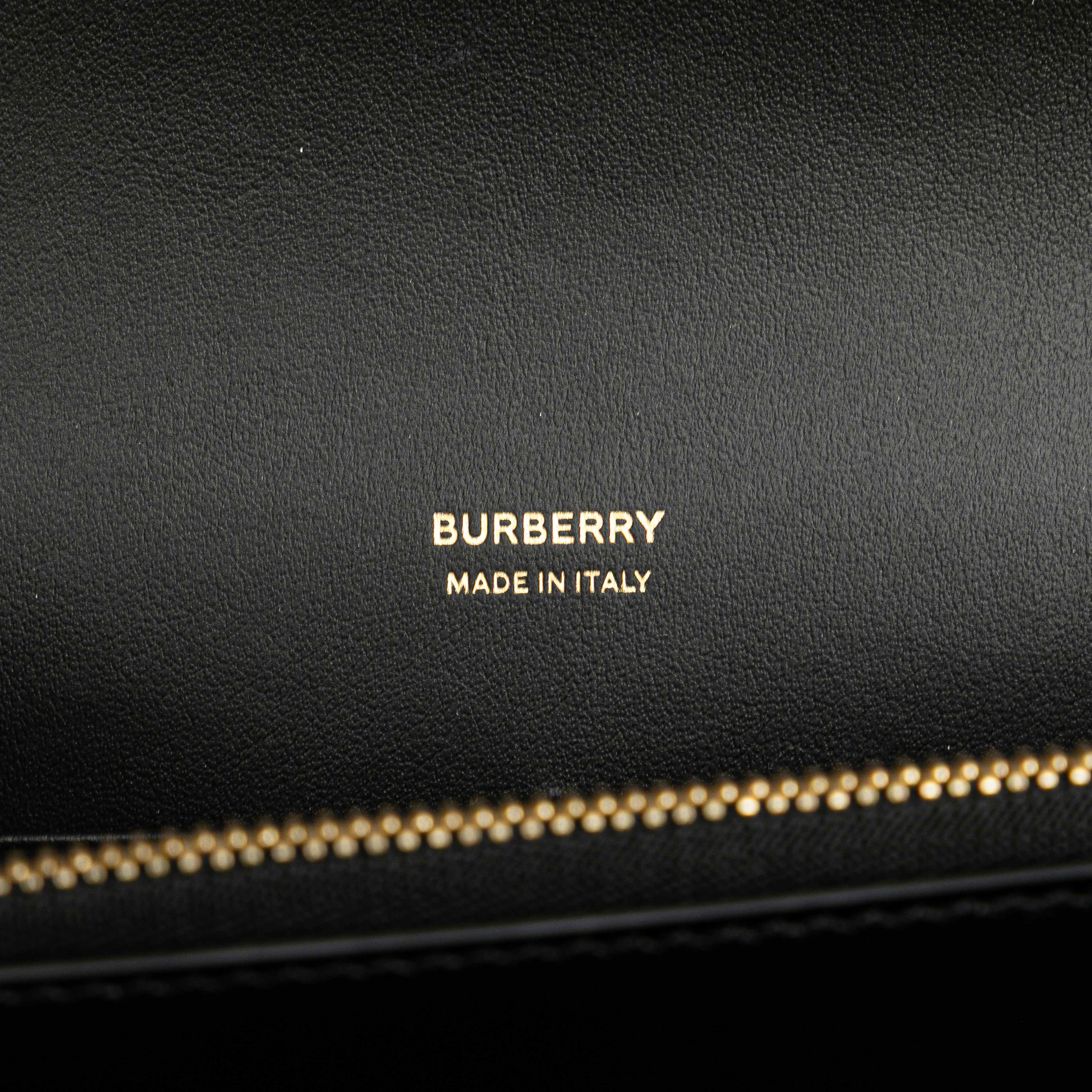 Burberry Mini Leather Tb Monogram Flat Crossbody, från Luxclusif, i färgen black. Klicka för att öppna bilden i stort format