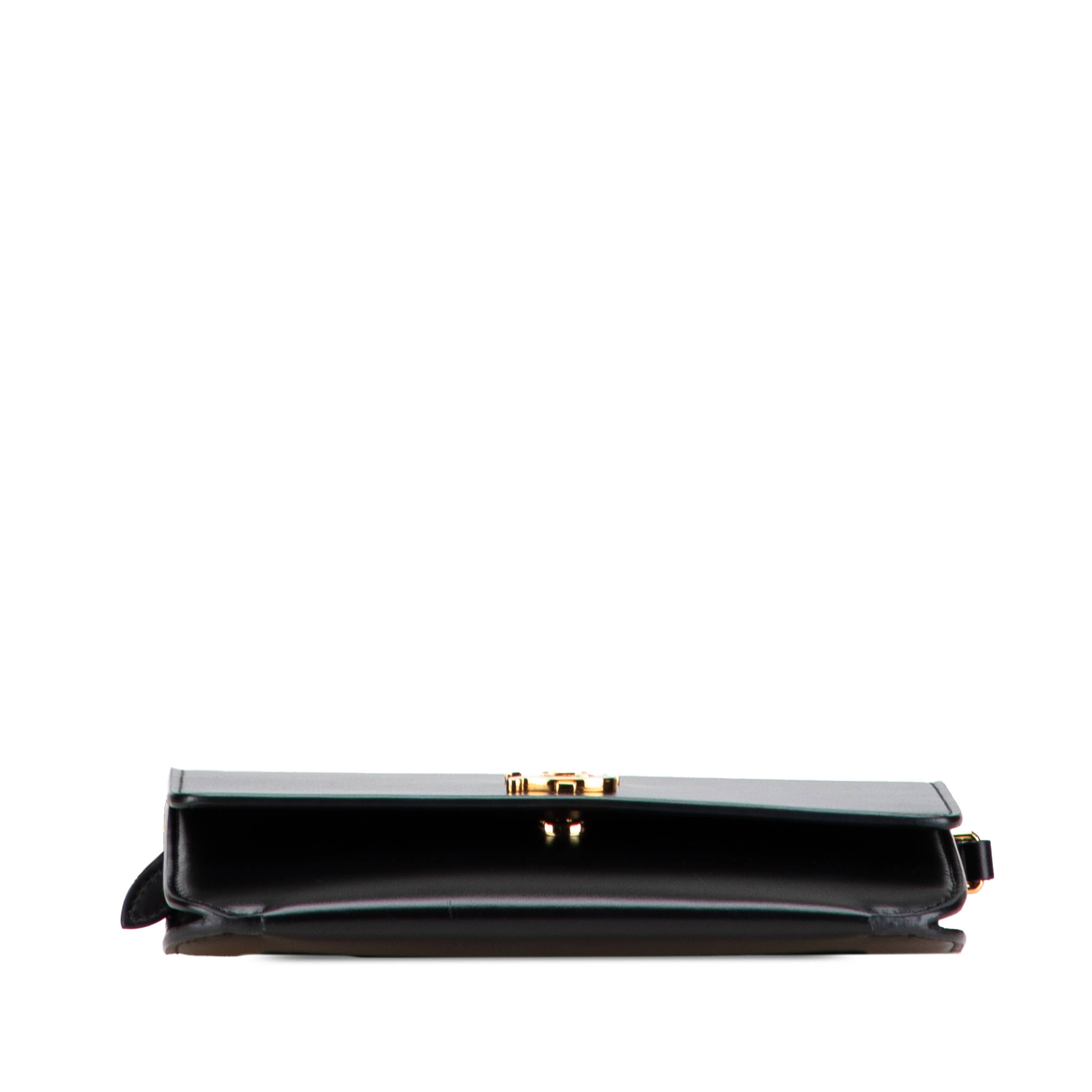 Burberry Mini Leather Tb Monogram Flat Crossbody, från Luxclusif, i färgen black. Klicka för att öppna bilden i stort format