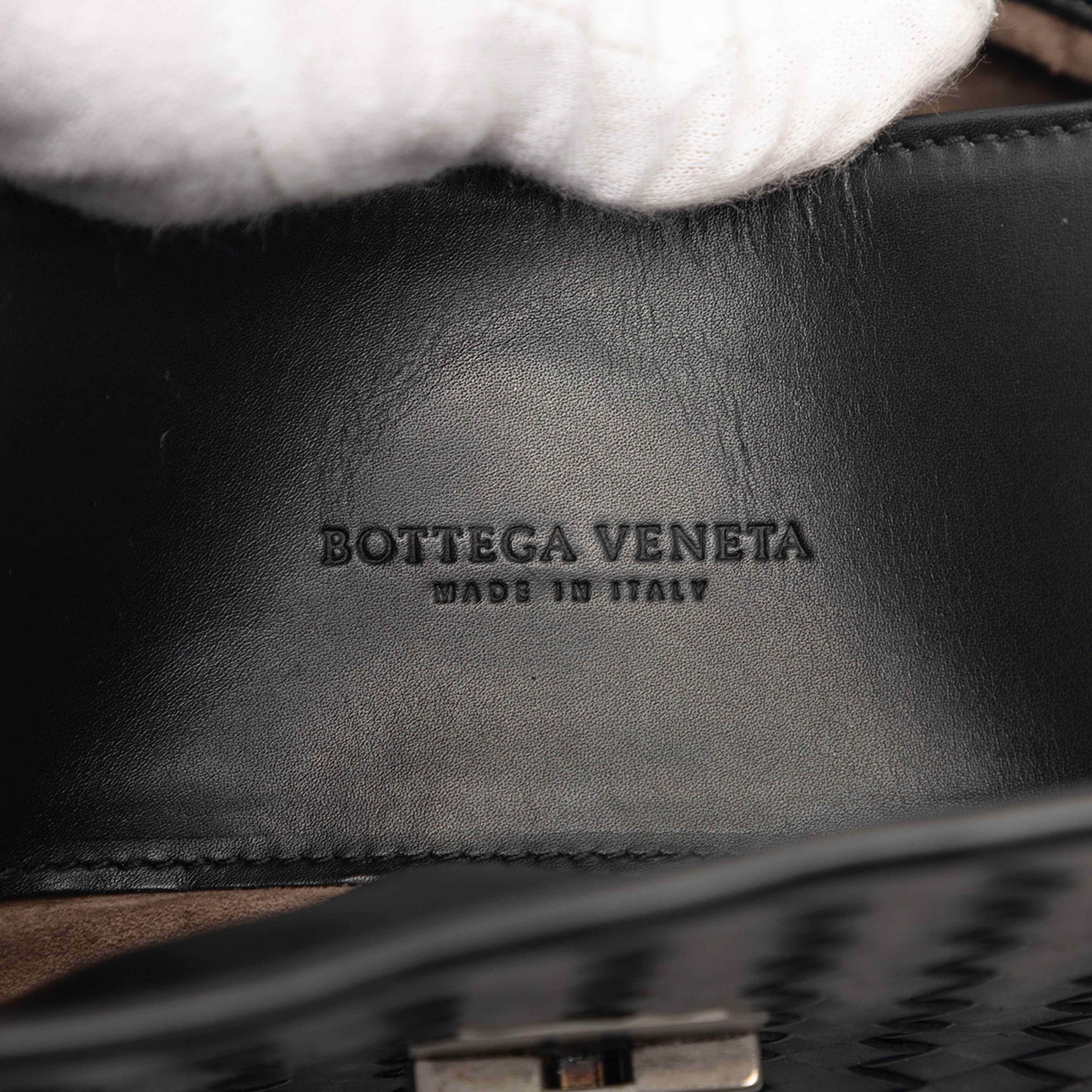Bottega Veneta Medium Nappa Intrecciato Roma Tote, från Luxclusif, i färgen black. Klicka för att öppna bilden i stort format