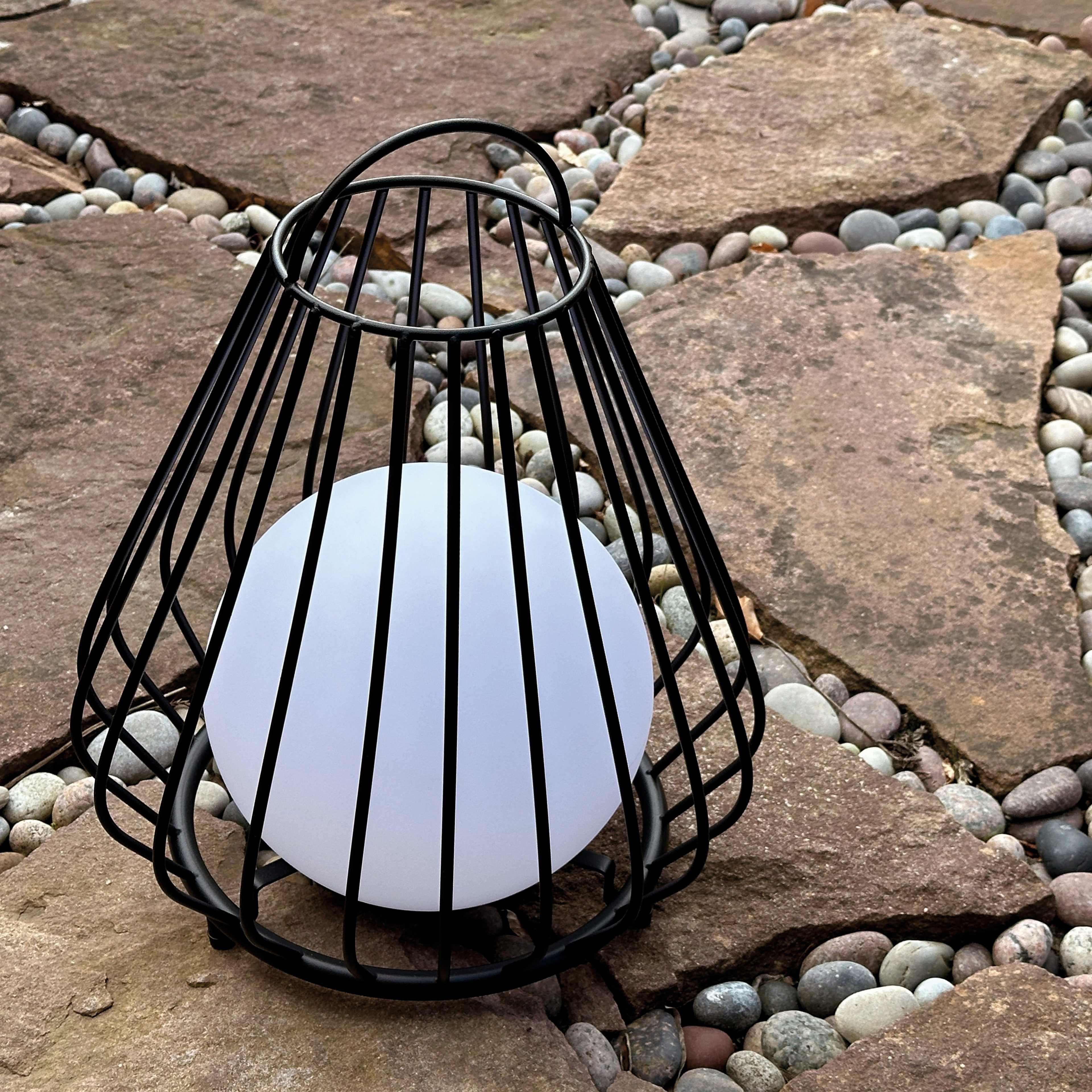 Evesham Lantern Medium, från Dyberg Larsen, i färgen black/ white. Klicka för att öppna bilden i stort format