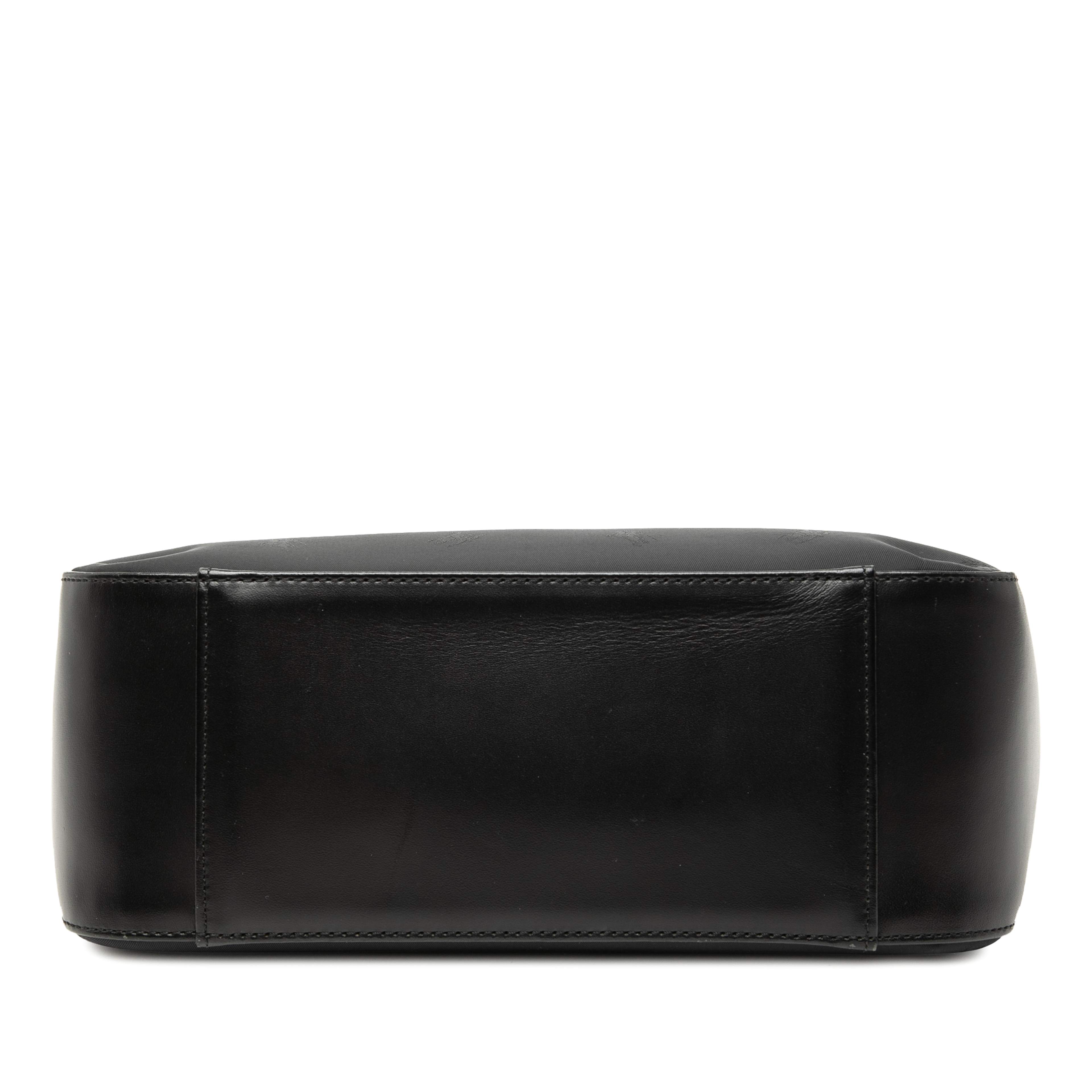 Burberry Leather Trimmed Nylon Handbag, från Luxclusif, i färgen black. Klicka för att öppna bilden i stort format