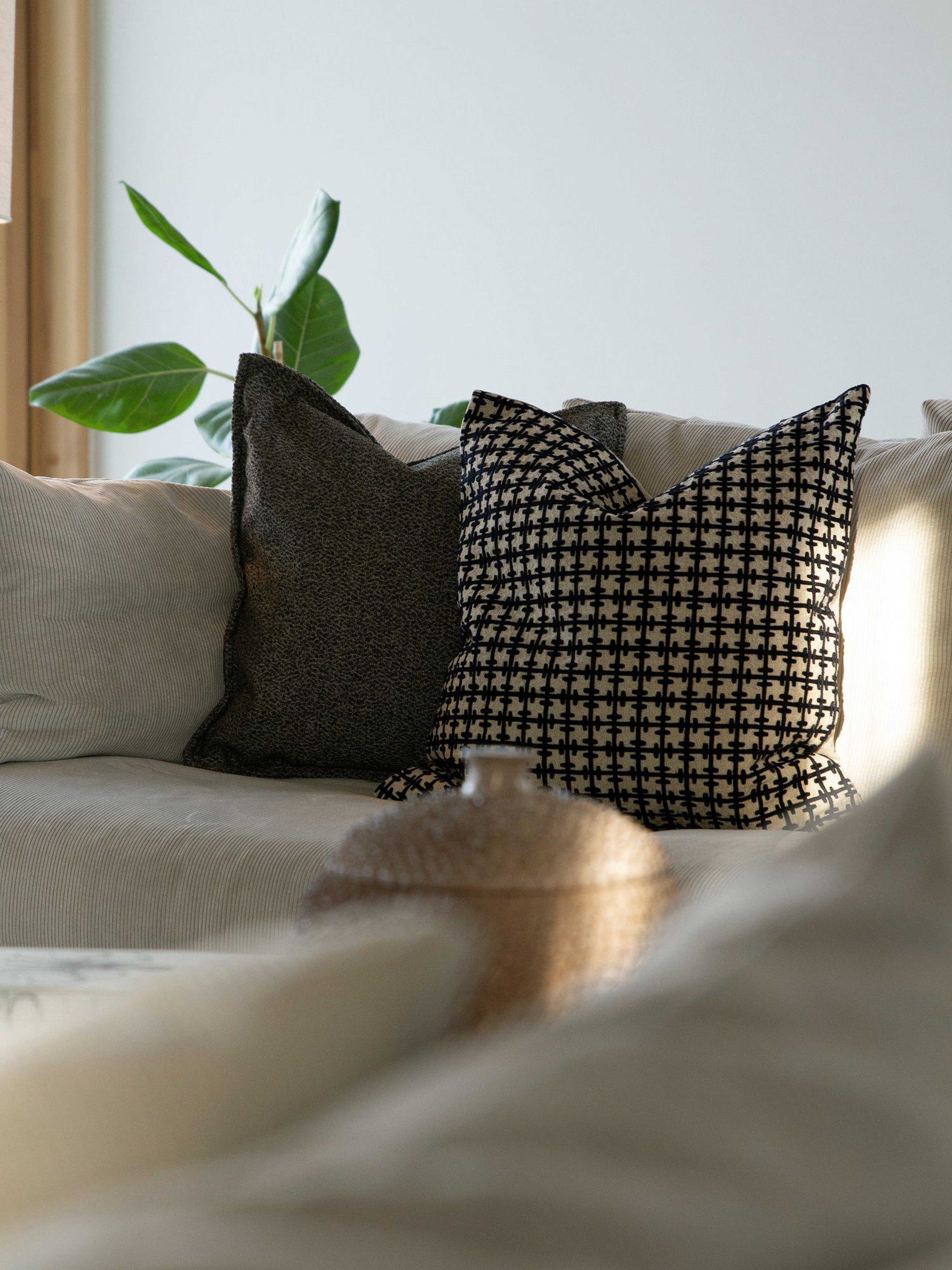 Hella Kuddfodral, från Svanefors, i färgen brun. Klicka för att öppna bilden i stort format