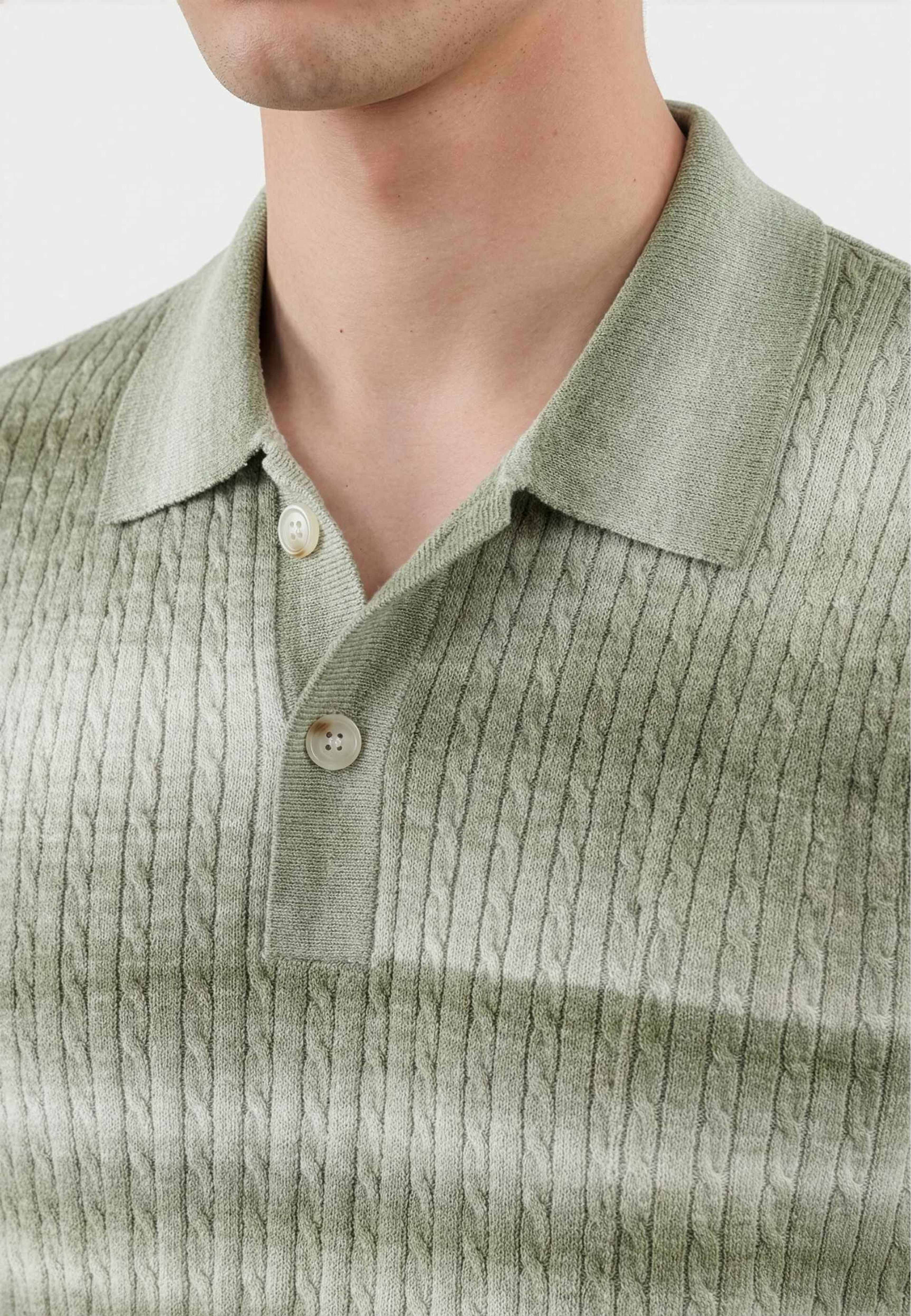 Gabe Knitted Polo, från Ciszere, i färgen green. Klicka för att öppna bilden i stort format