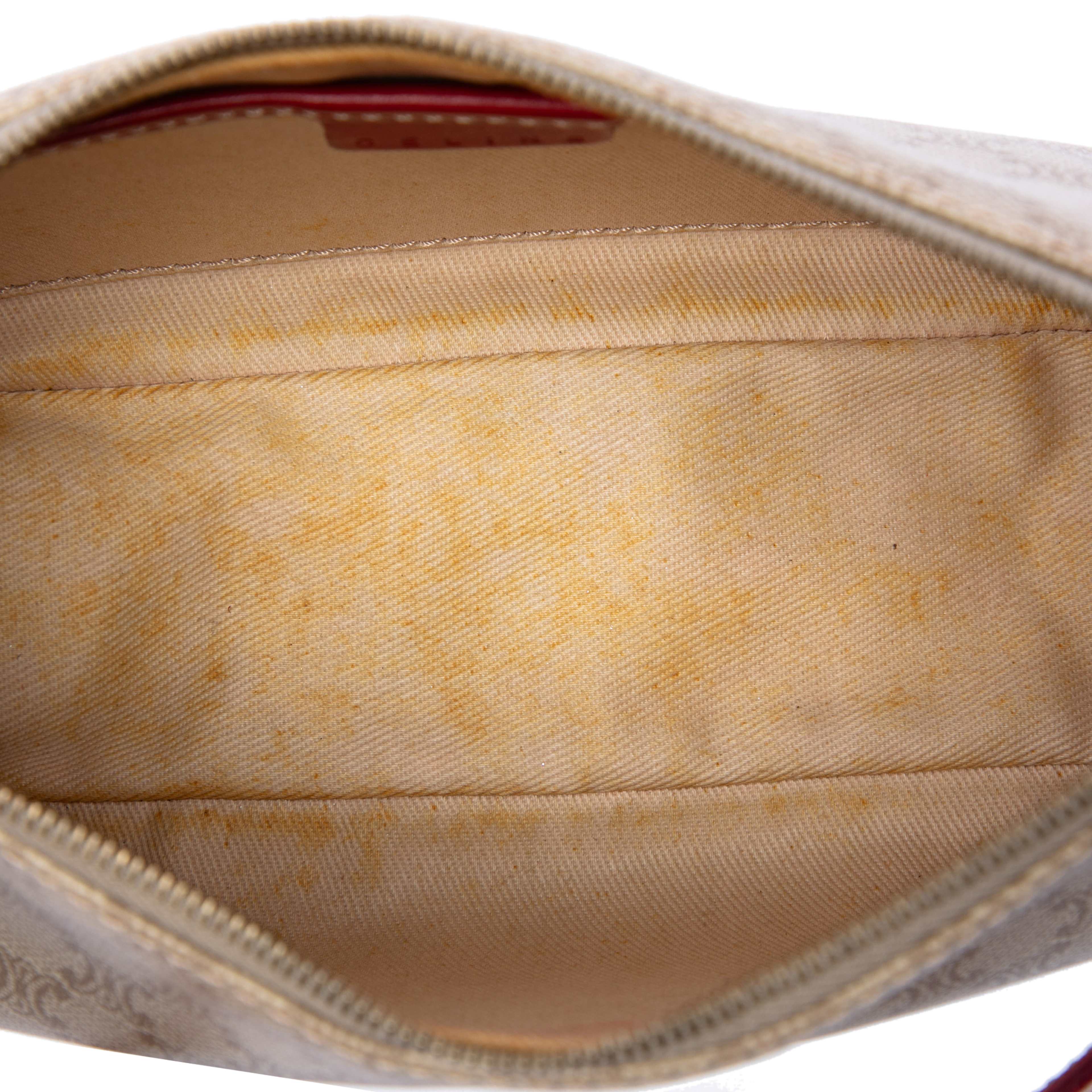 Celine Macadam Coated Canvas Shoulder Bag, från Luxclusif, i färgen röd. Klicka för att öppna bilden i stort format