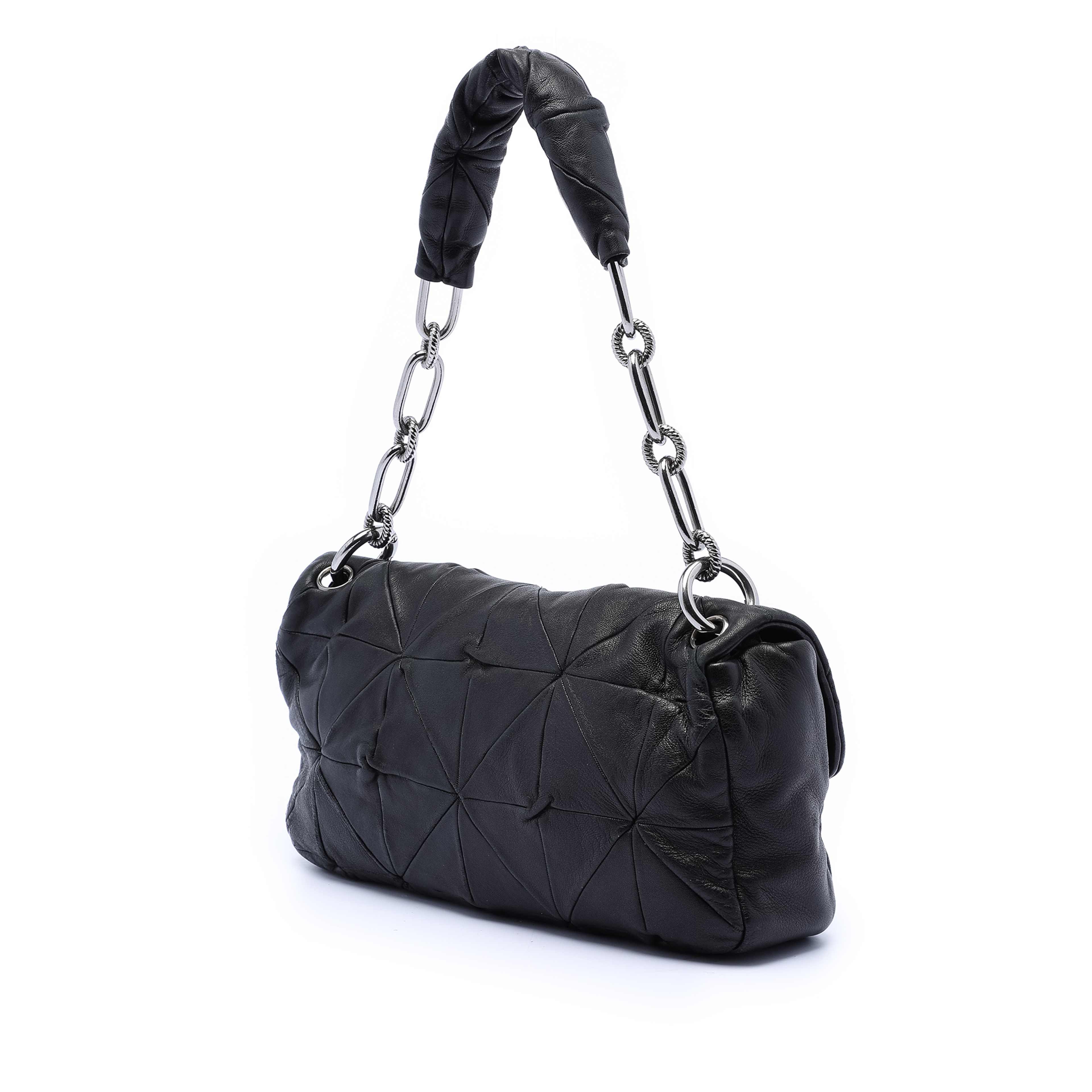 Chanel Quilted Lambskin Origami Soft Squares Flap, från Luxclusif, i färgen black. Klicka för att öppna bilden i stort format