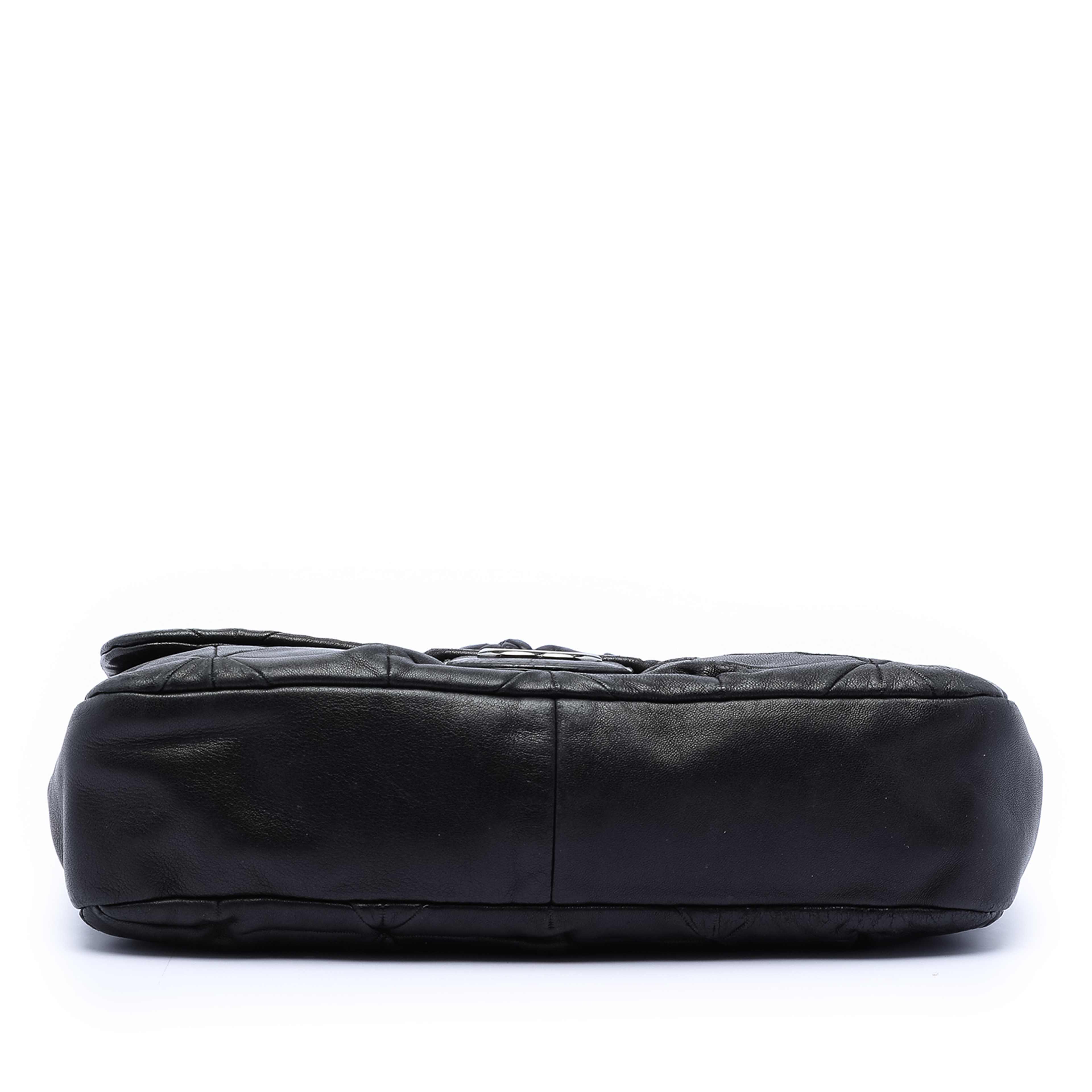 Chanel Quilted Lambskin Origami Soft Squares Flap, från Luxclusif, i färgen black. Klicka för att öppna bilden i stort format