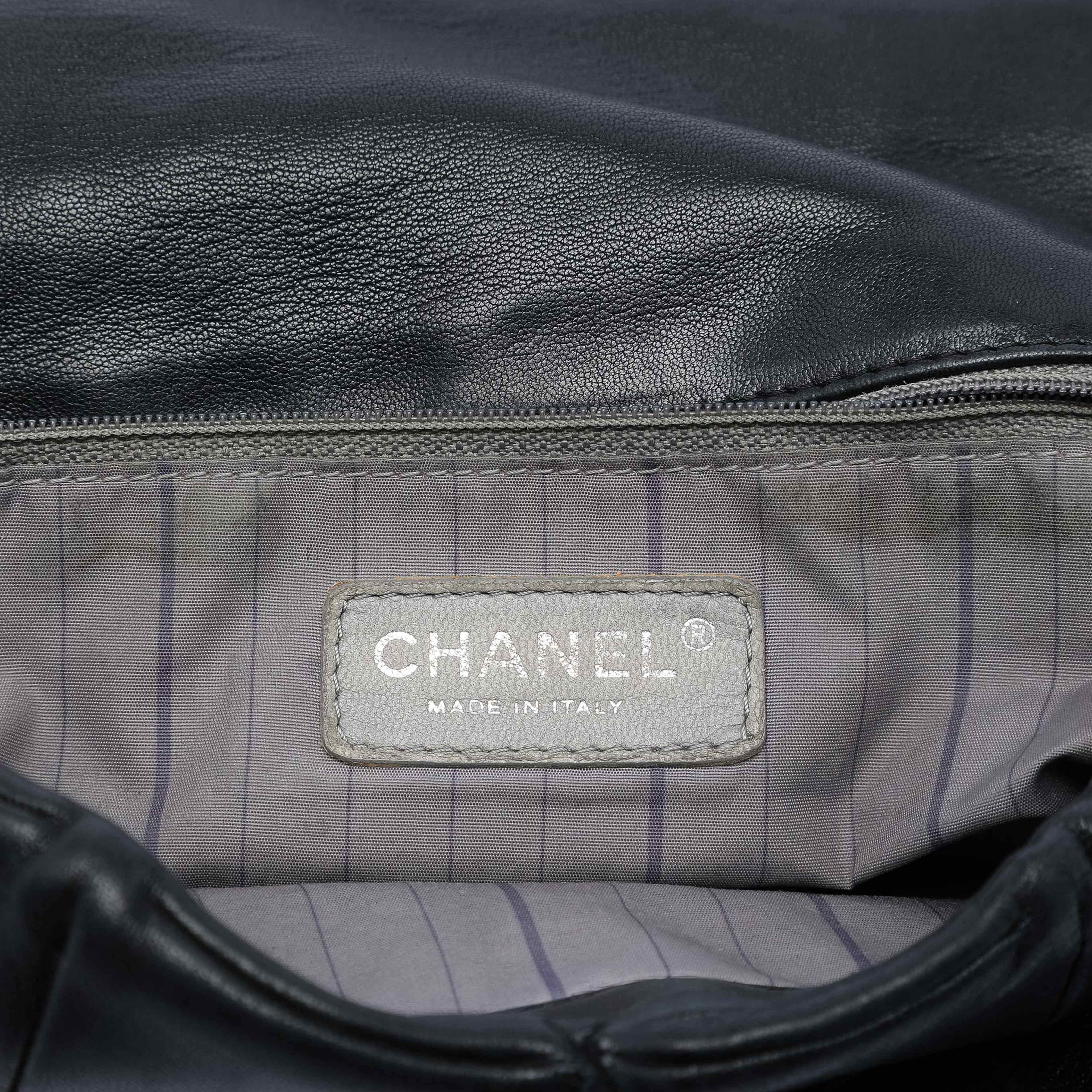 Chanel Quilted Lambskin Origami Soft Squares Flap, från Luxclusif, i färgen black. Klicka för att öppna bilden i stort format