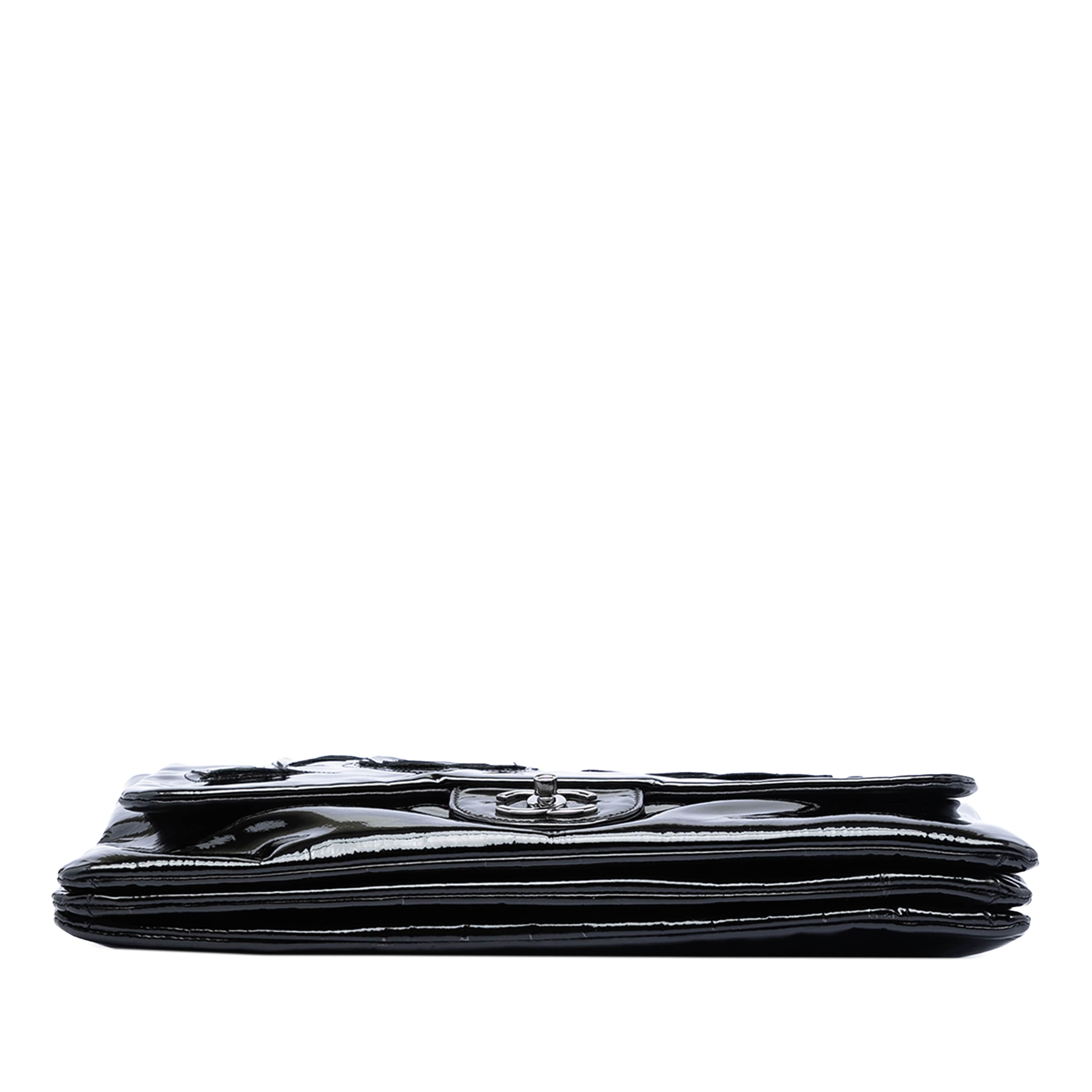 Chanel Patent Camellia Flap Bag, från Luxclusif, i färgen svart. Klicka för att öppna bilden i stort format