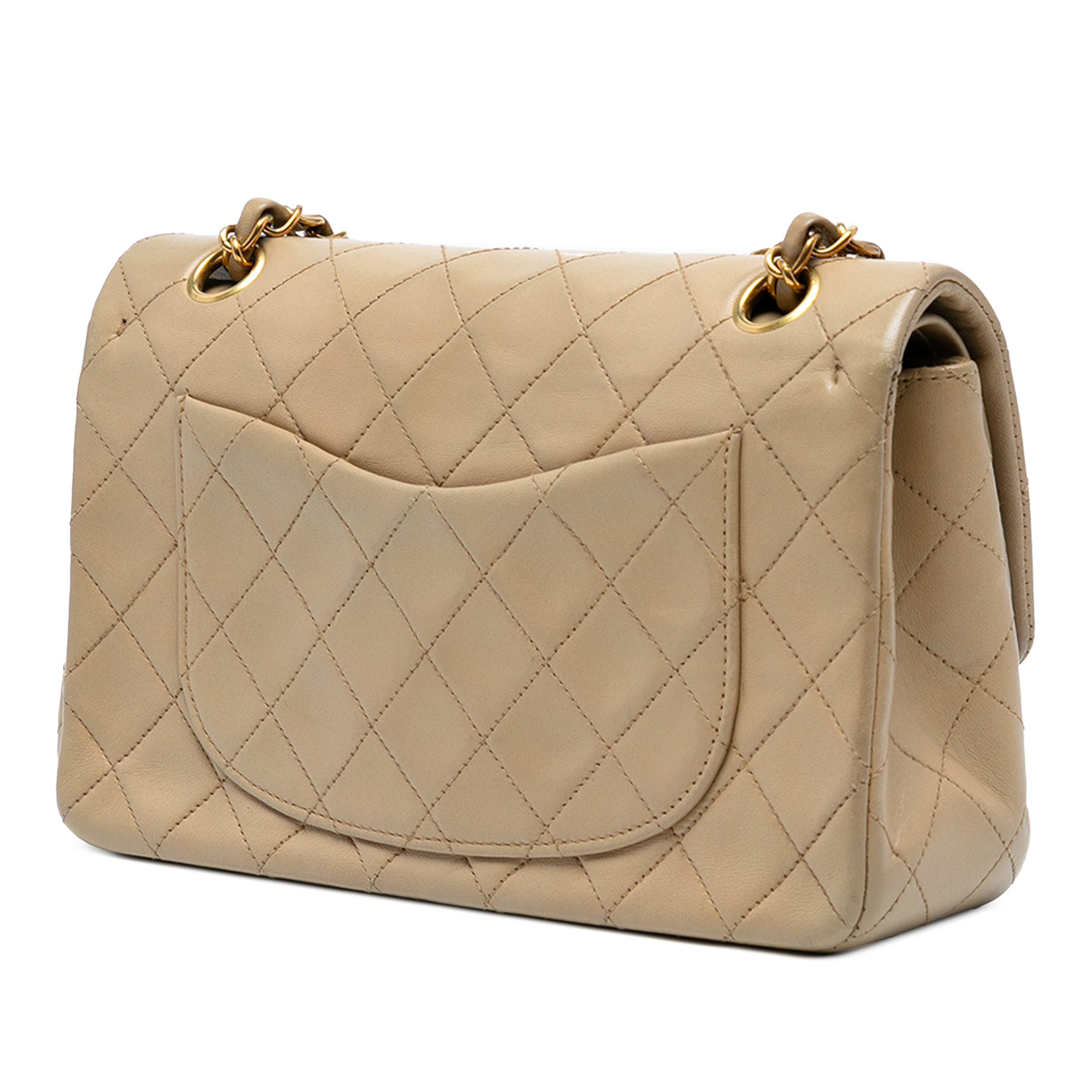 Chanel Small Classic Lambskin Double Flap, från Luxclusif, i färgen light brown. Klicka för att öppna bilden i stort format