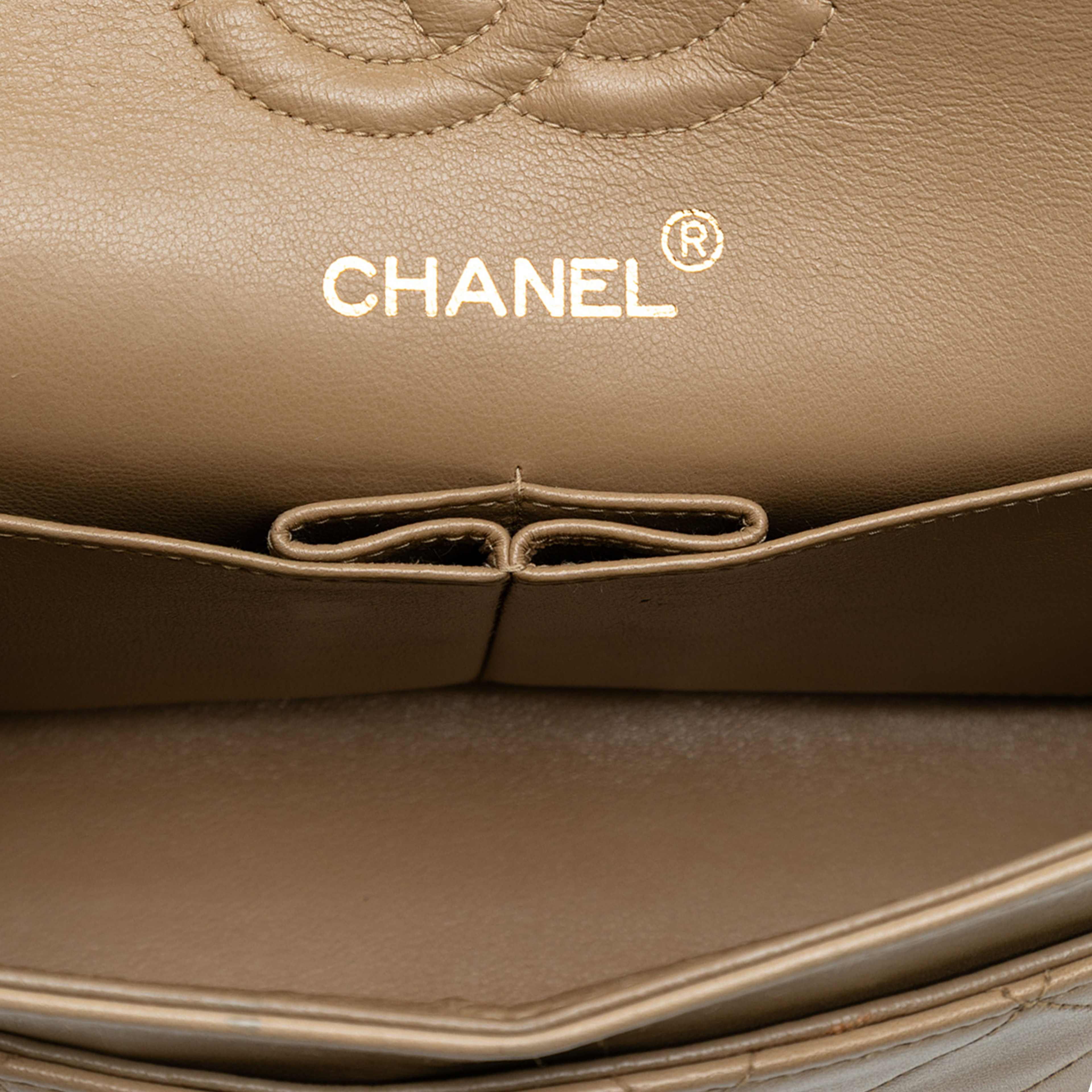 Chanel Small Classic Lambskin Double Flap, från Luxclusif, i färgen light brown. Klicka för att öppna bilden i stort format