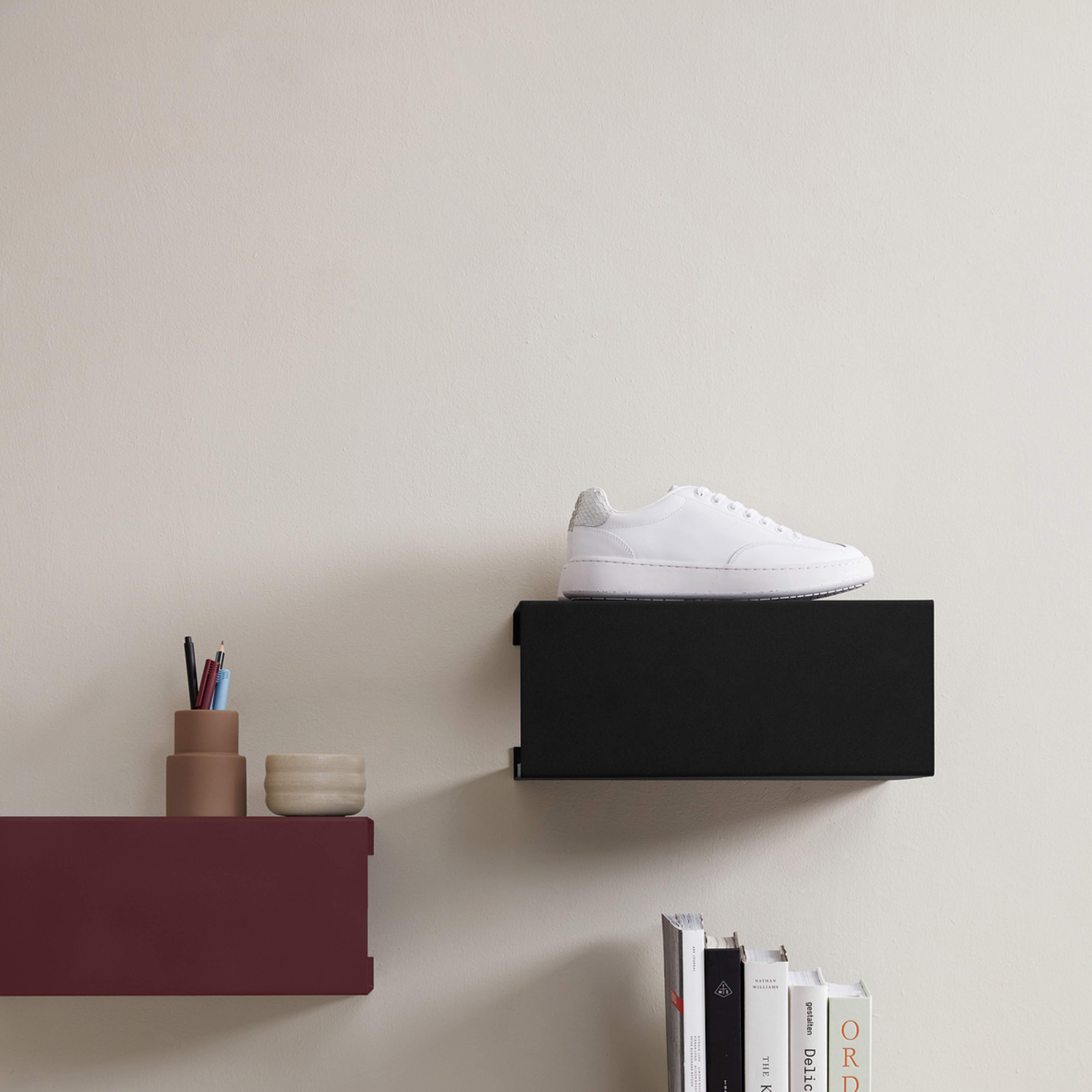 Boxshelf, från ReCollector, i färgen maroon red. Klicka för att öppna bilden i stort format