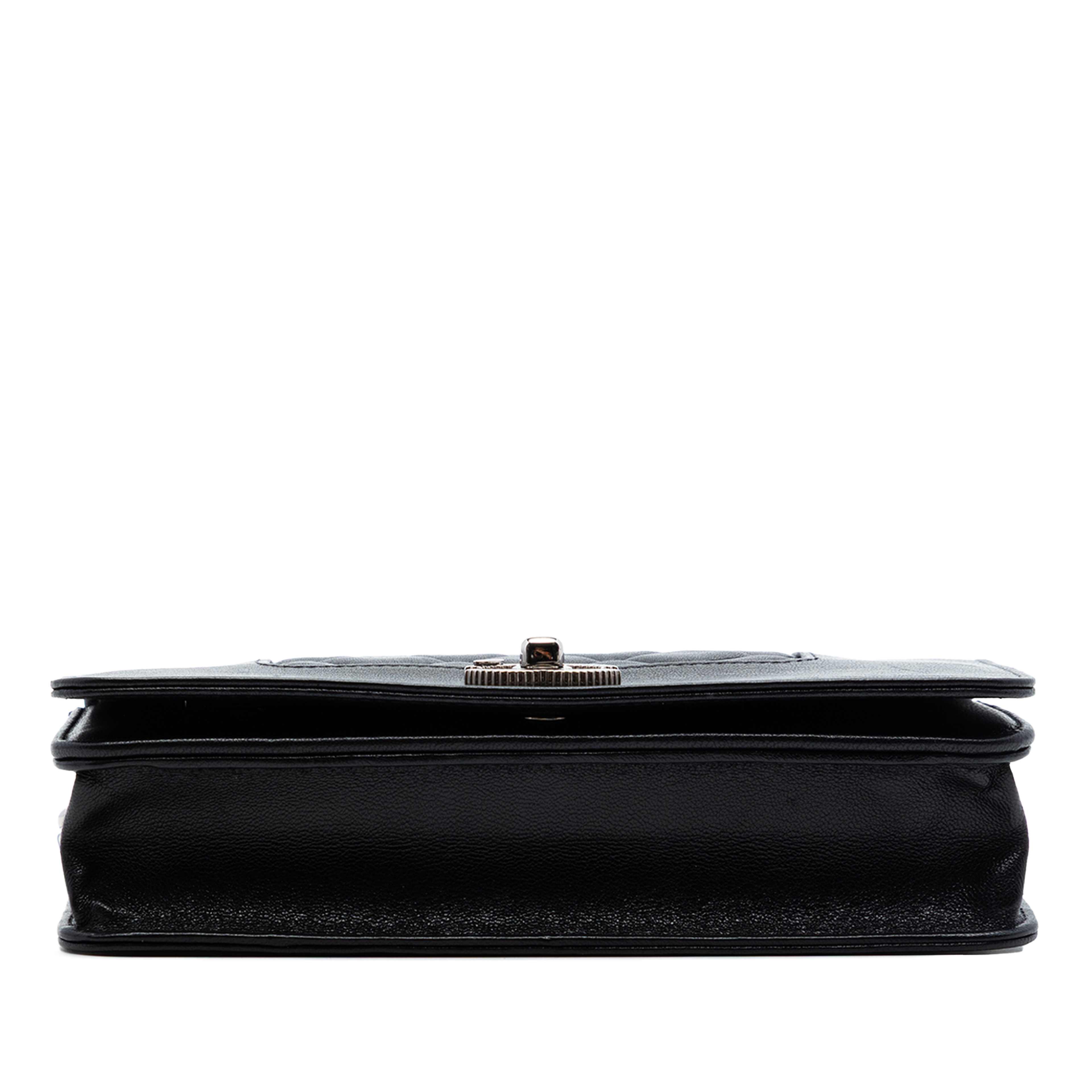 Chanel Quilted Sheepskin Mademoiselle Wallet On Chain, från Luxclusif, i färgen black. Klicka för att öppna bilden i stort format