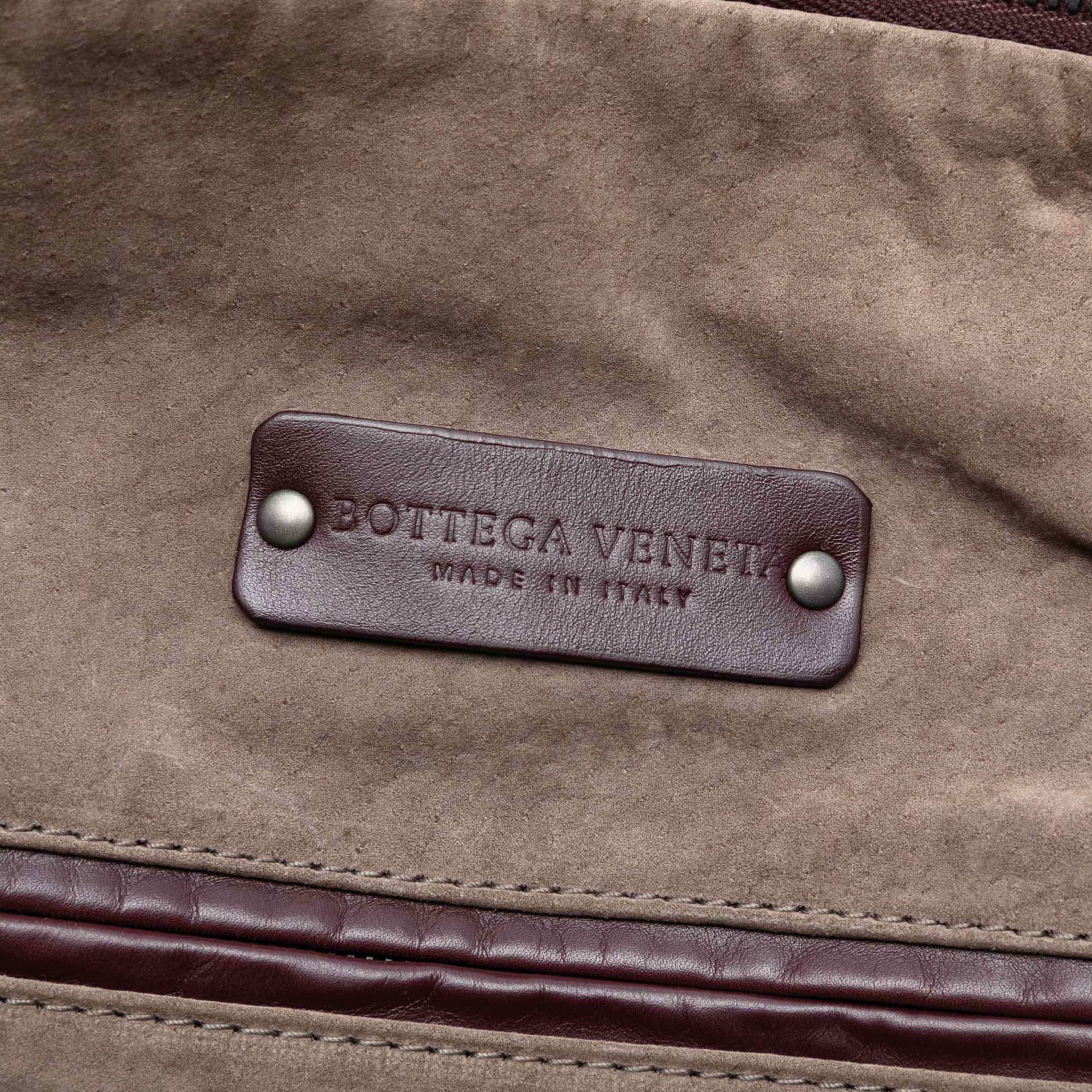 Bottega Veneta Nappa Intrecciato Boston Bag, från Luxclusif, i färgen burgundy. Klicka för att öppna bilden i stort format