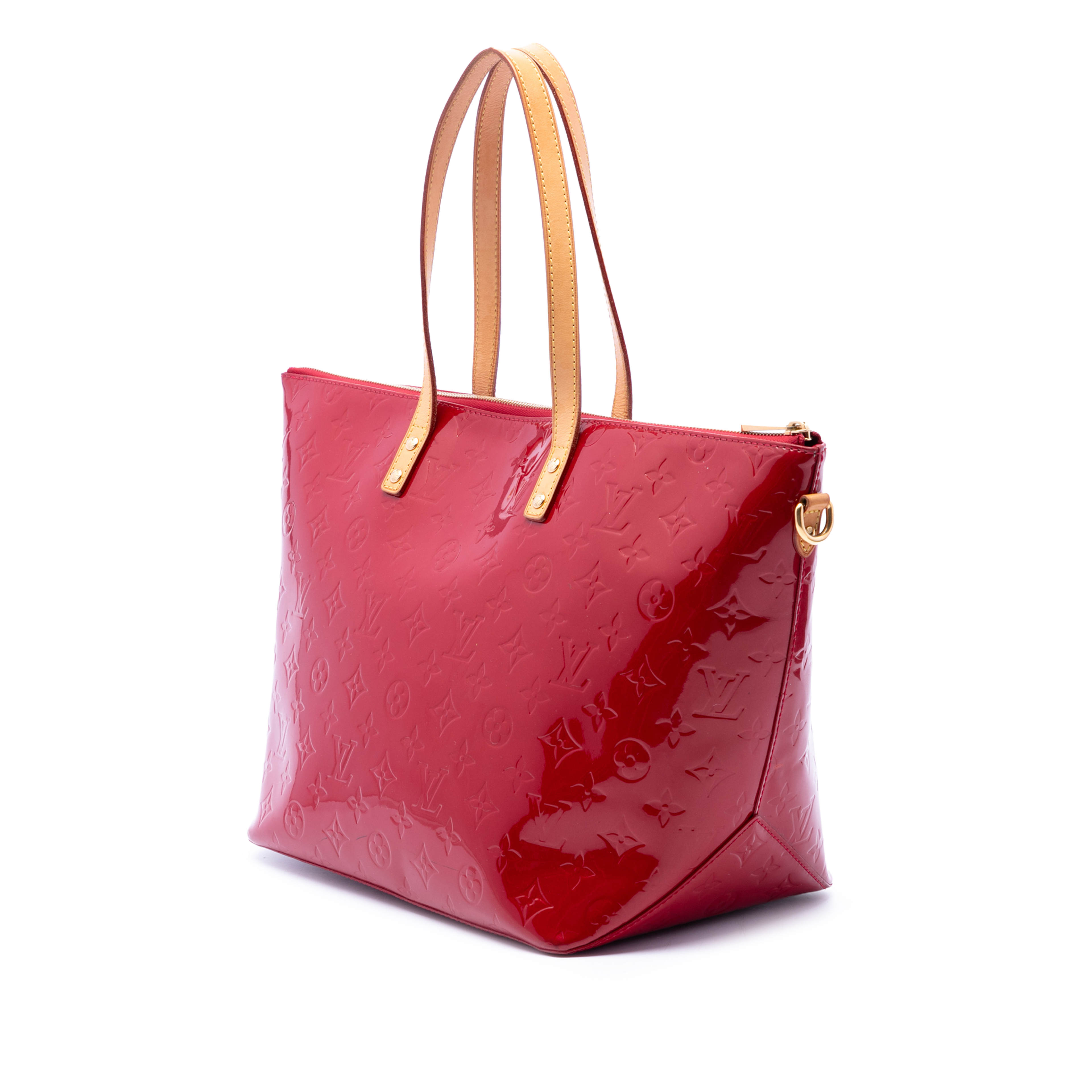 Louis Vuitton Monogram Vernis Bellevue Gm, från Luxclusif, i färgen röd. Klicka för att öppna bilden i stort format