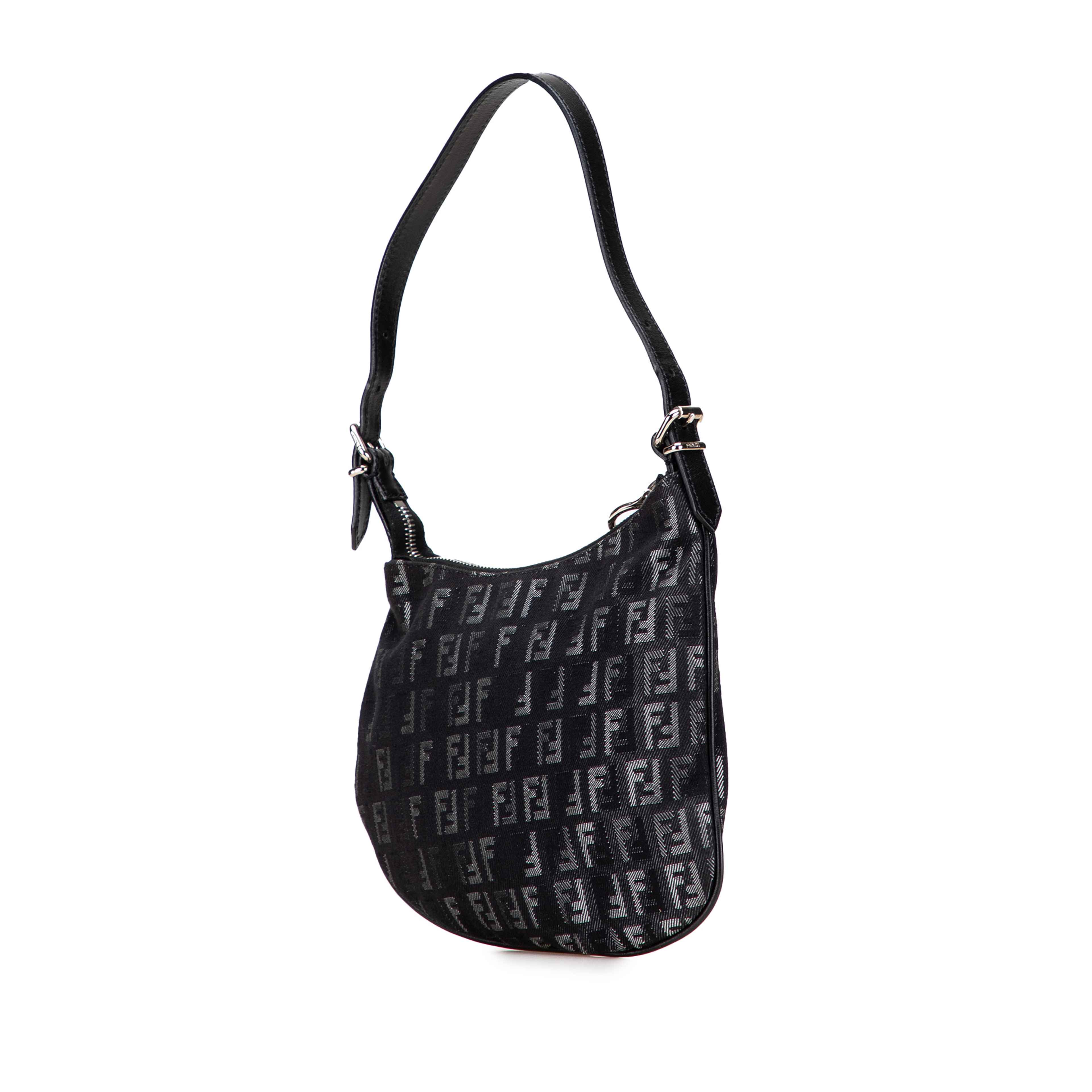 Fendi Zucchino Denim Oyster Shoulder Bag, från Luxclusif, i färgen black. Klicka för att öppna bilden i stort format