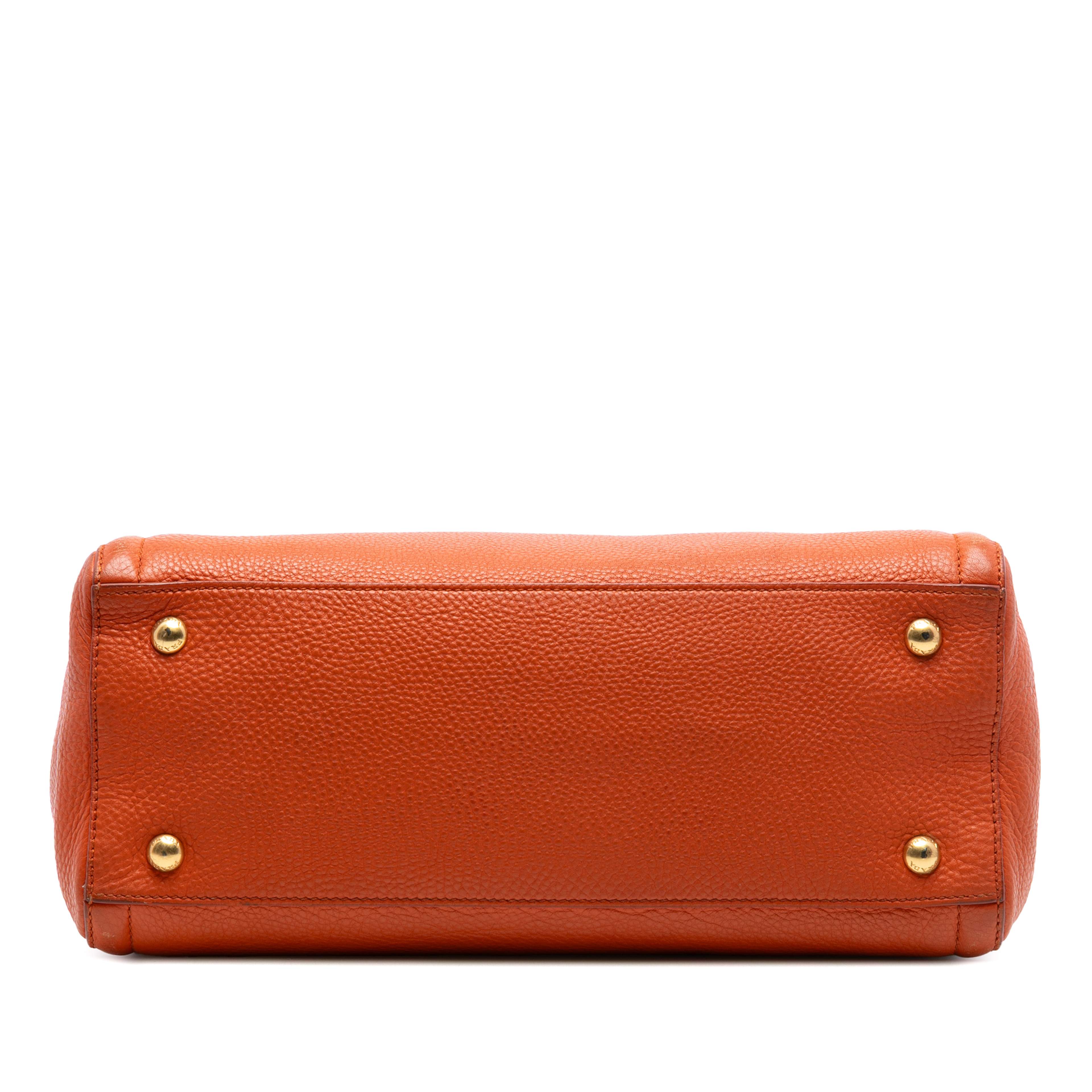 Prada Vitello Daino Open Convertible Tote, från Luxclusif, i färgen orange. Klicka för att öppna bilden i stort format
