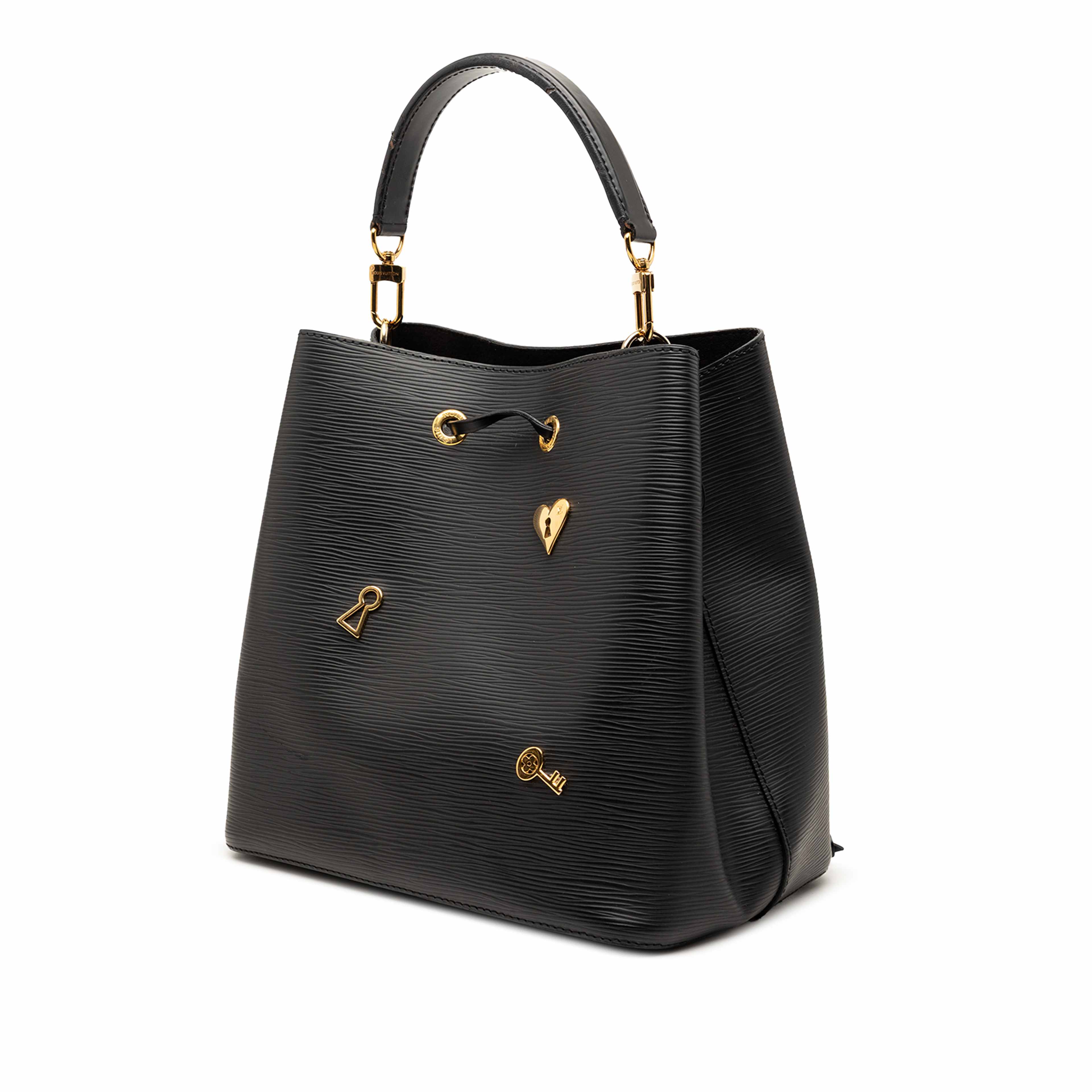 Louis Vuitton Epi Love Lock Neonoe, från Luxclusif, i färgen black. Klicka för att öppna bilden i stort format