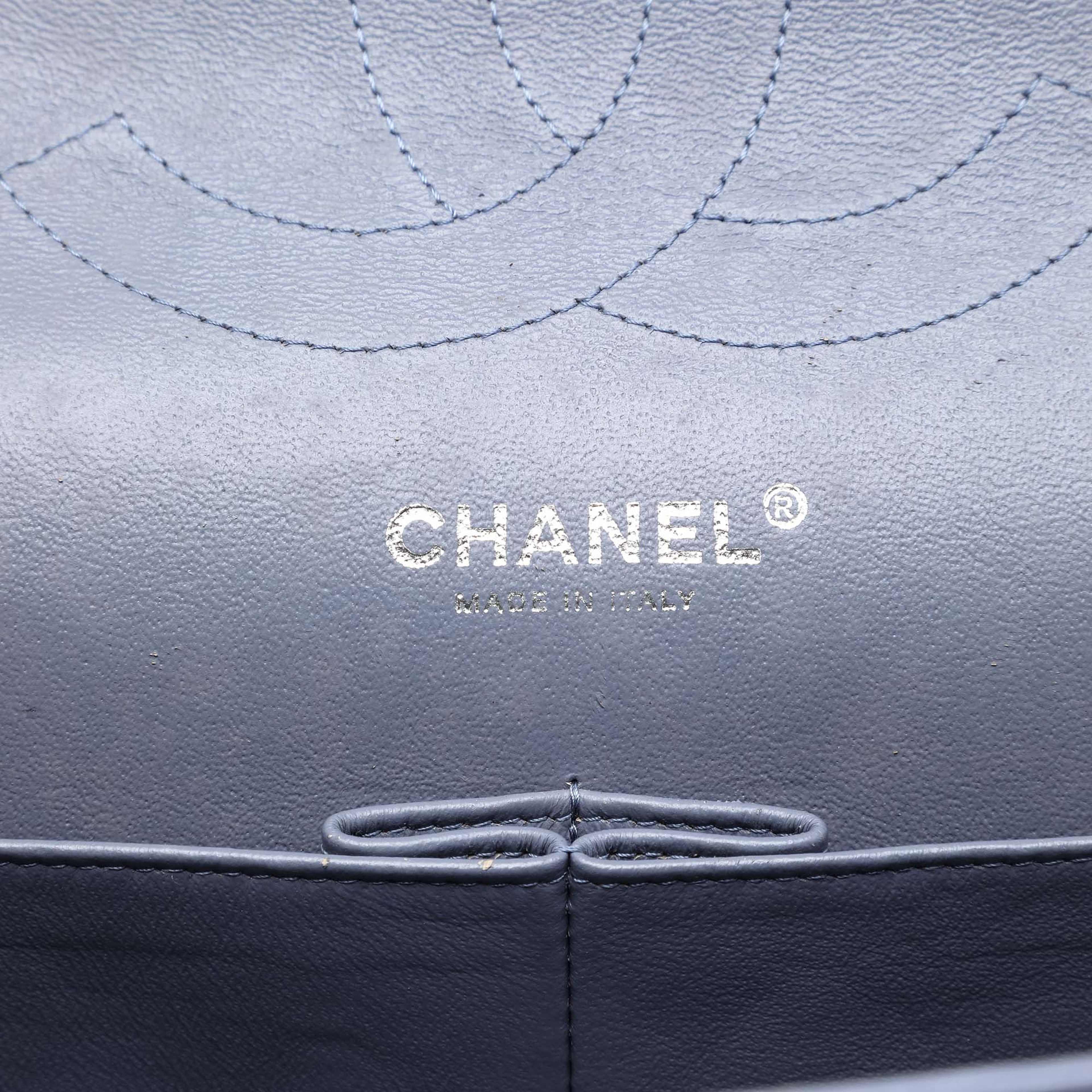Chanel Jumbo Classic Lambskin Double Flap, från Luxclusif, i färgen purple. Klicka för att öppna bilden i stort format