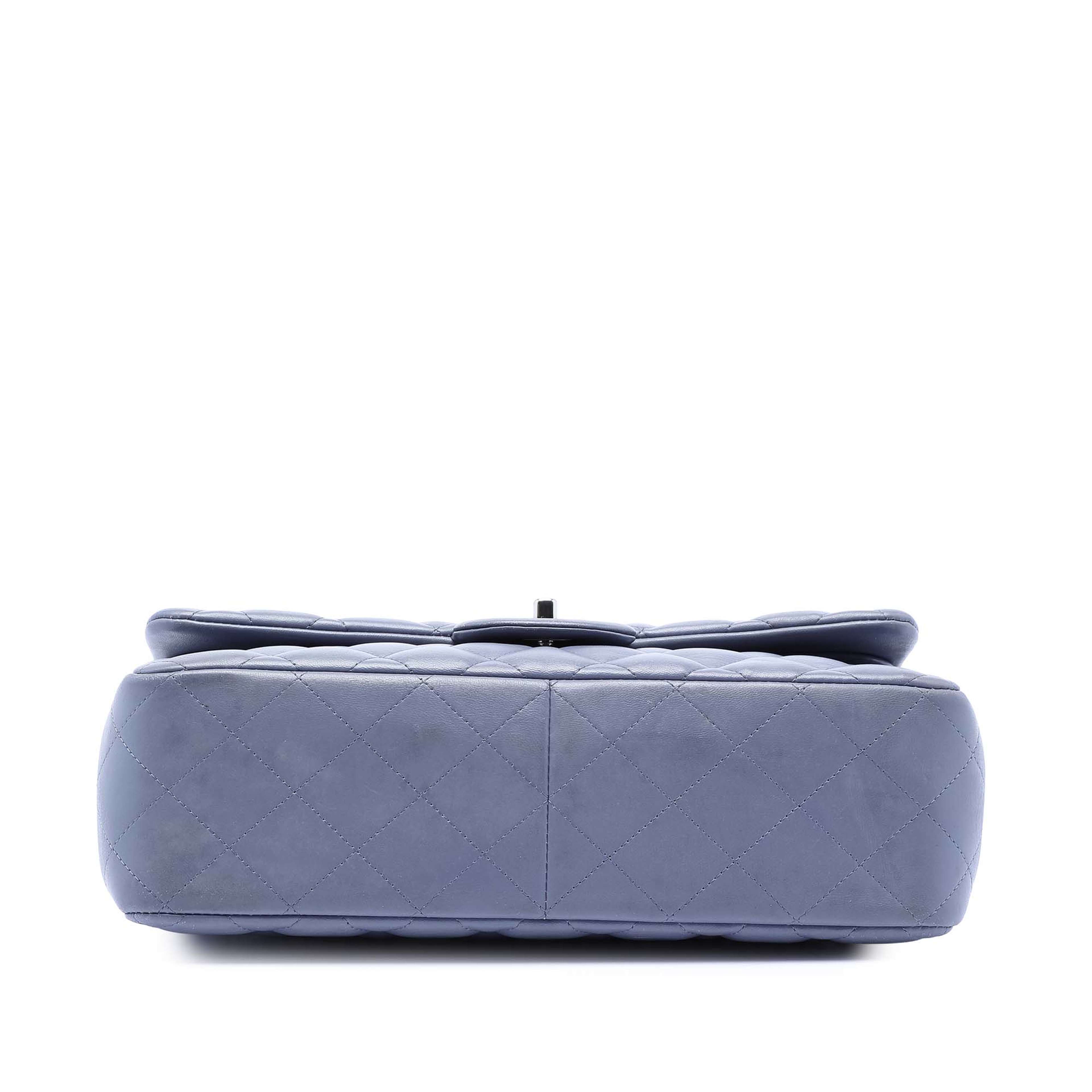 Chanel Jumbo Classic Lambskin Double Flap, från Luxclusif, i färgen purple. Klicka för att öppna bilden i stort format