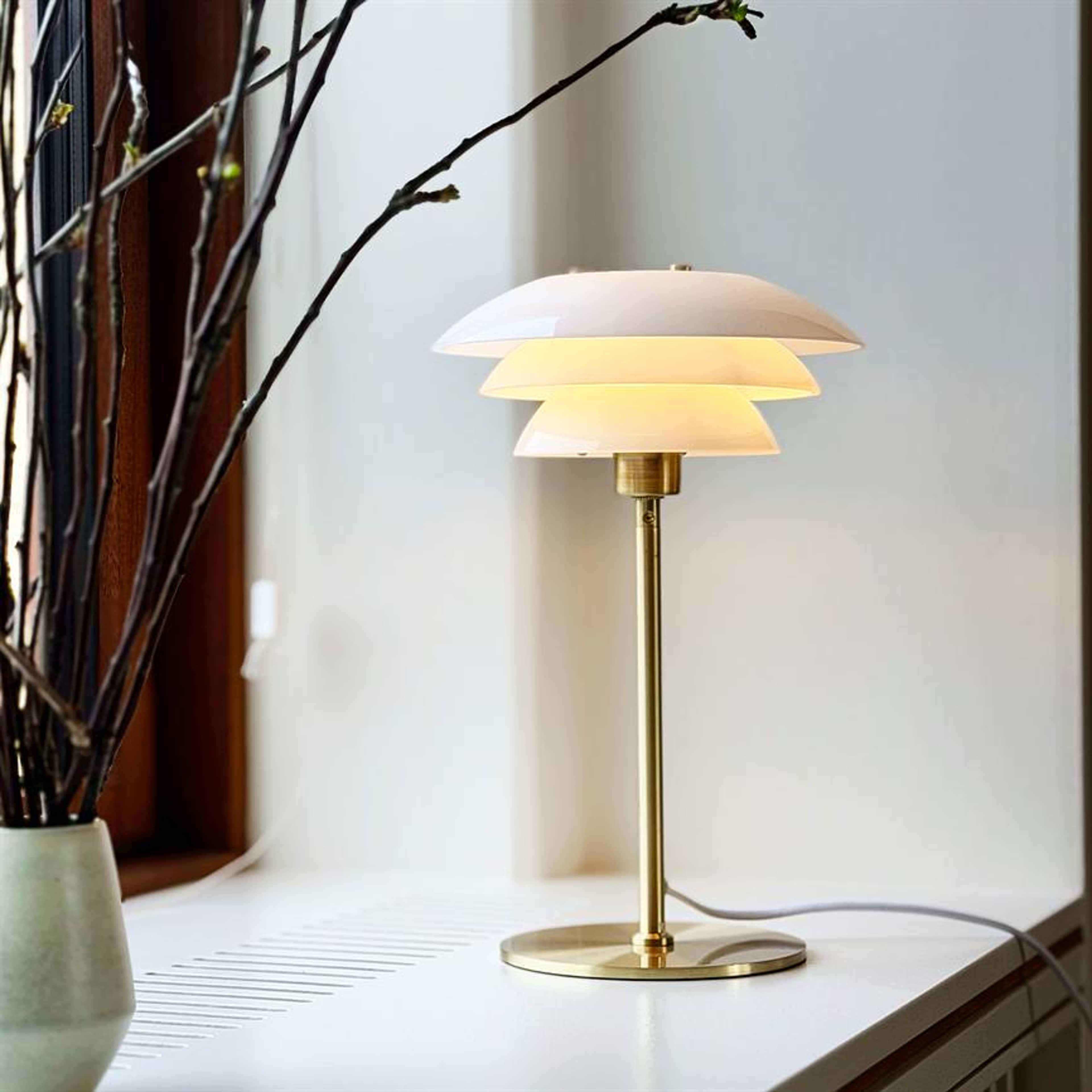 Dl20 Table Lamp, från Dyberg Larsen, i färgen opal/ brass. Klicka för att öppna bilden i stort format