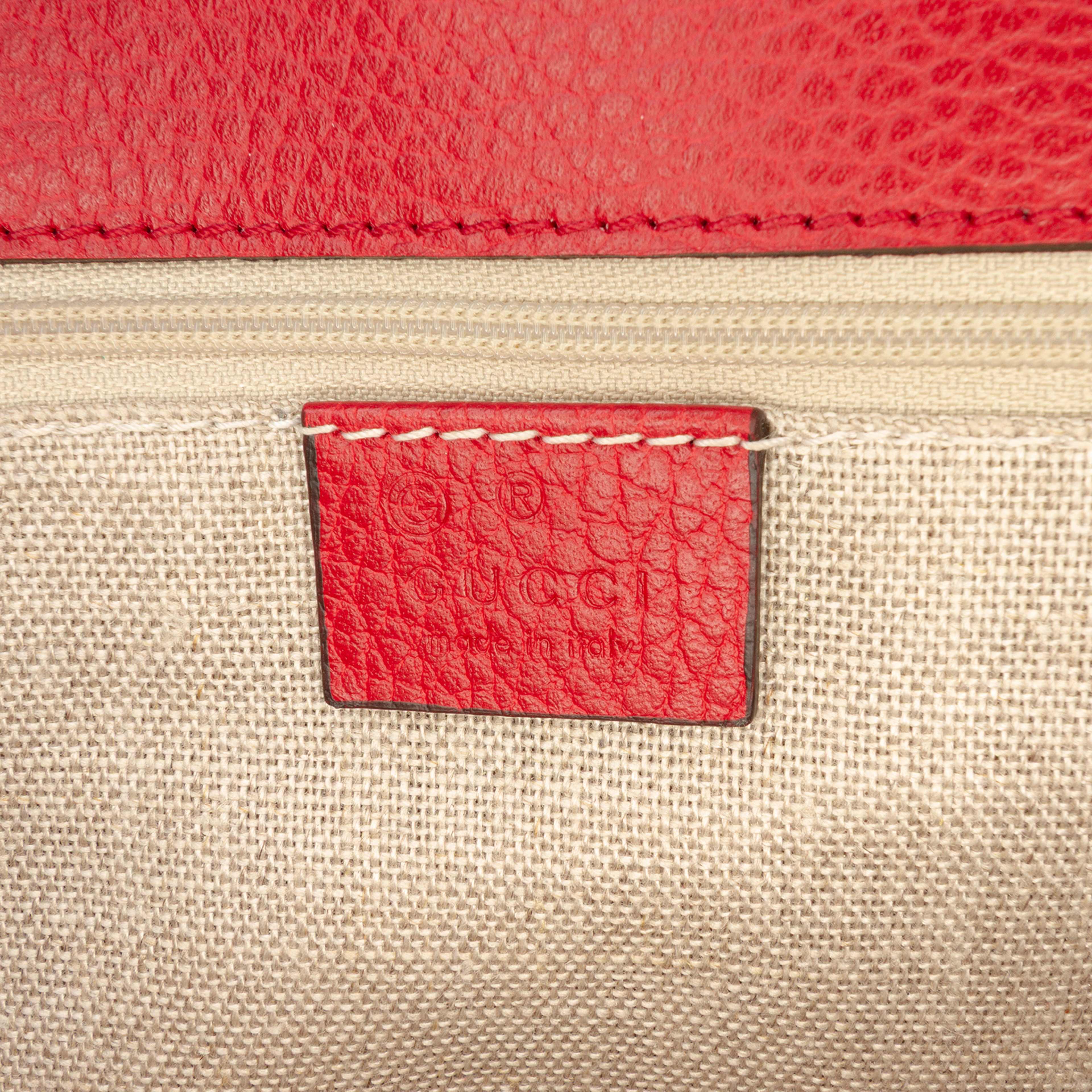 Gucci Medium Dollar Calfskin Interlocking G Crossbody, från Luxclusif, i färgen red. Klicka för att öppna bilden i stort format