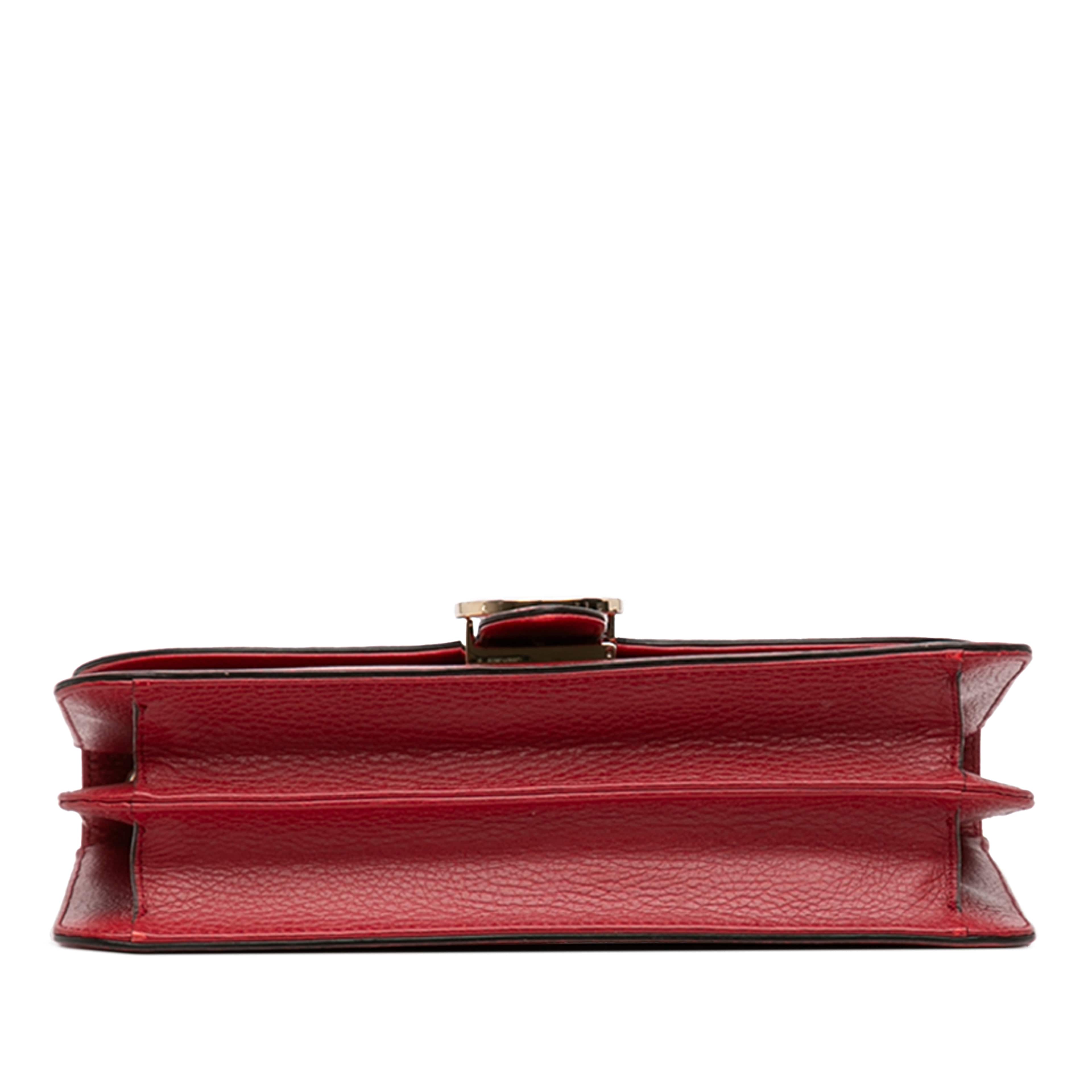 Gucci Medium Dollar Calfskin Interlocking G Crossbody, från Luxclusif, i färgen red. Klicka för att öppna bilden i stort format