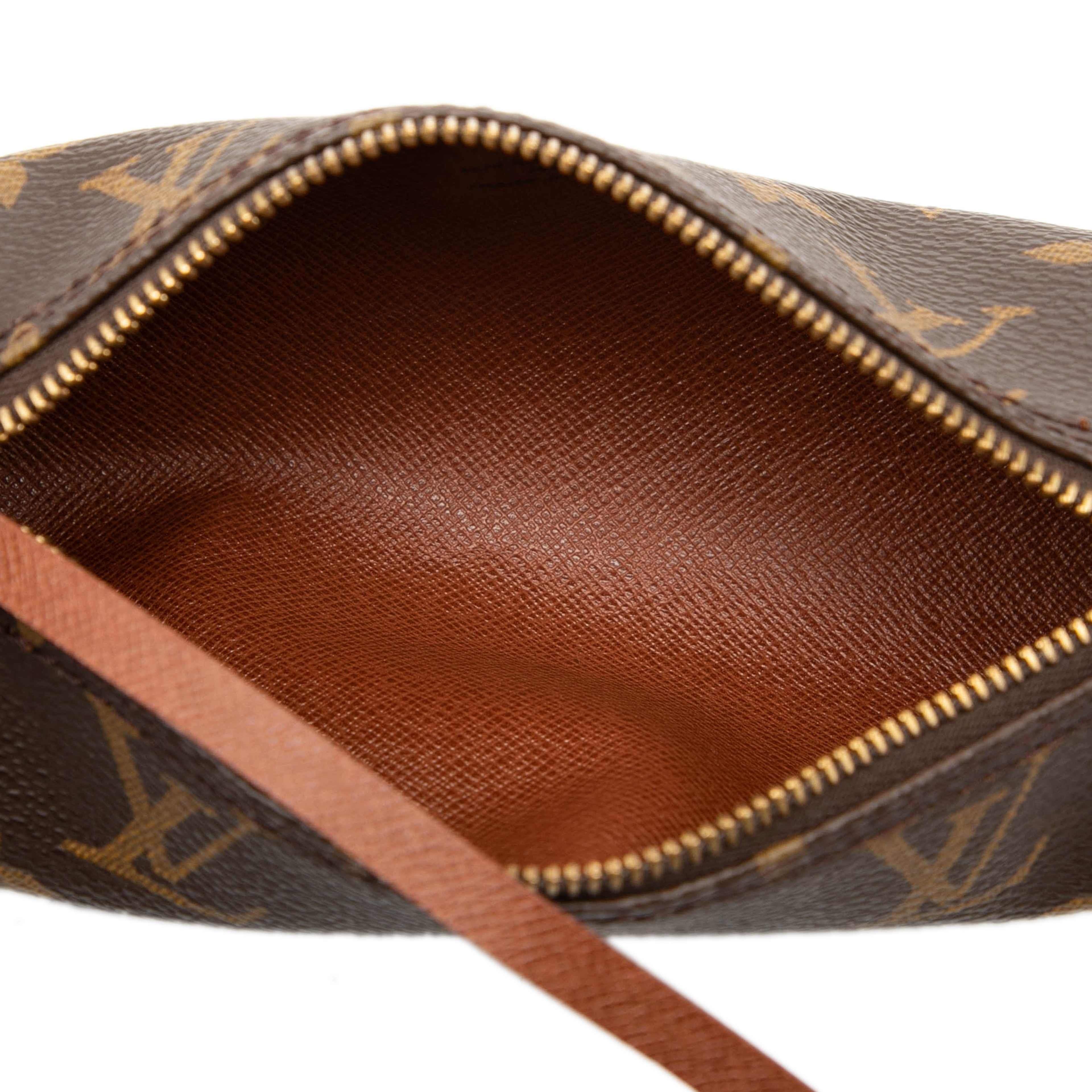 Louis Vuitton Monogram Papillon Pochette, från Luxclusif, i färgen brown. Klicka för att öppna bilden i stort format