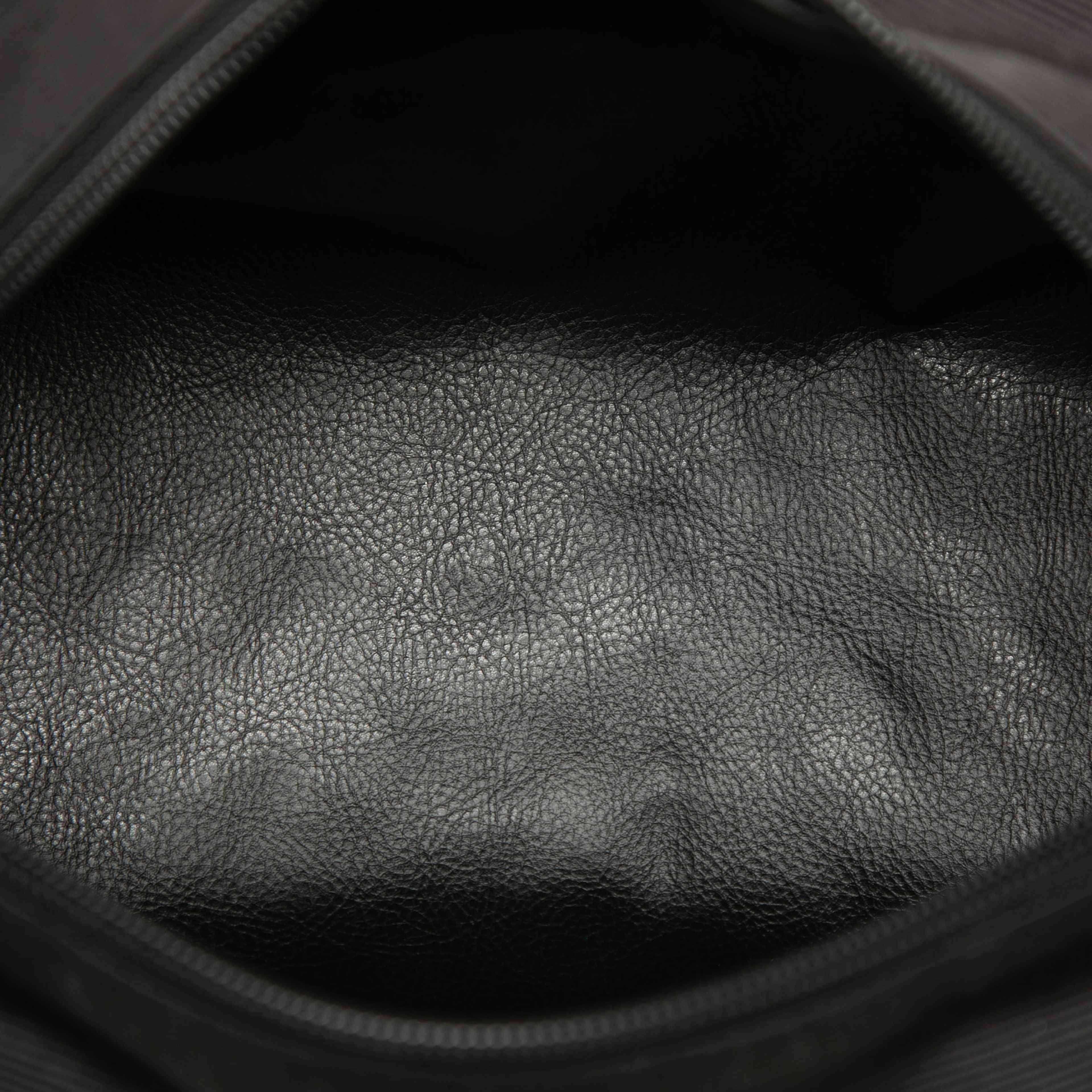 Fendi Nylon Logo Toiletry Pouch, från Luxclusif, i färgen svart. Klicka för att öppna bilden i stort format