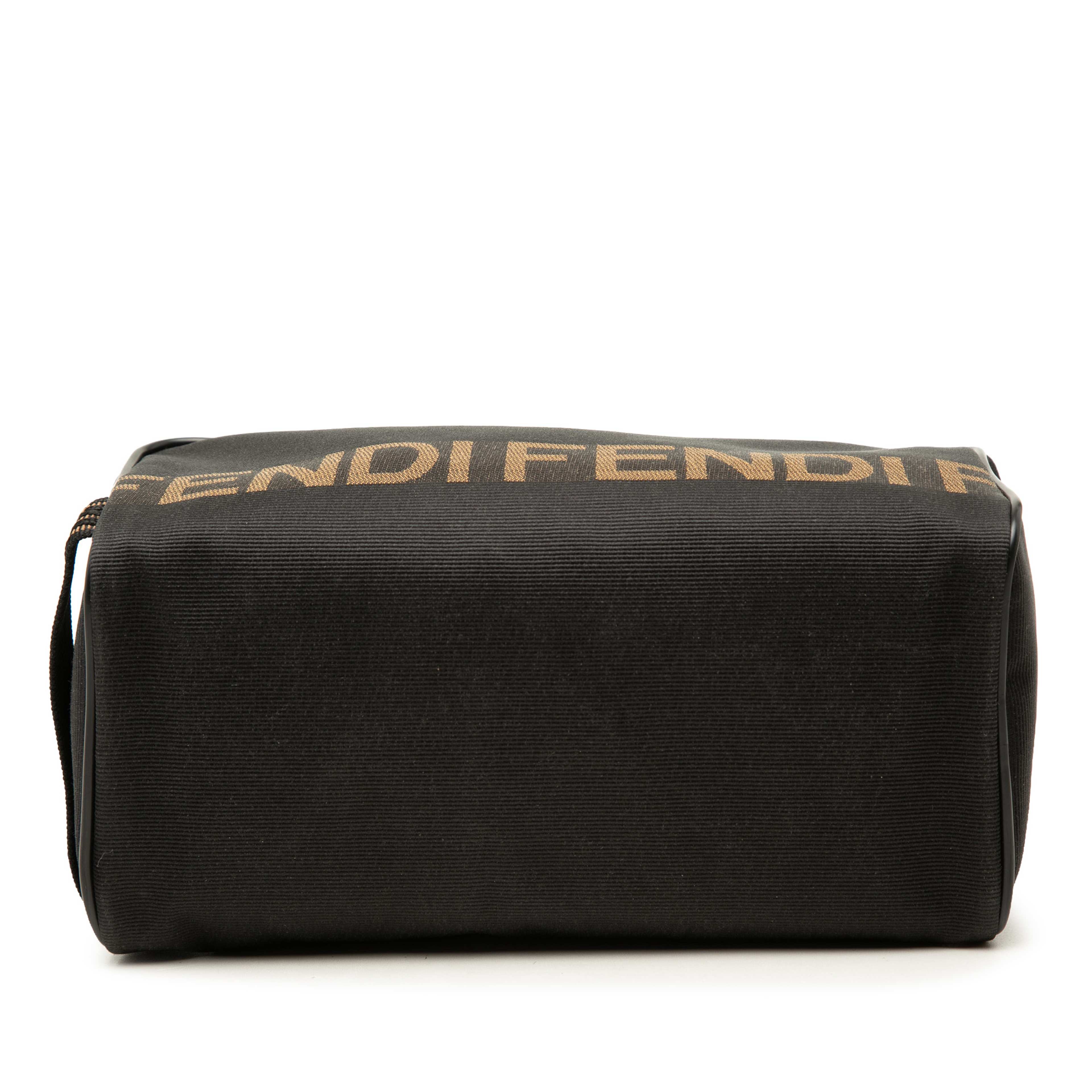 Fendi Nylon Logo Toiletry Pouch, från Luxclusif, i färgen svart. Klicka för att öppna bilden i stort format