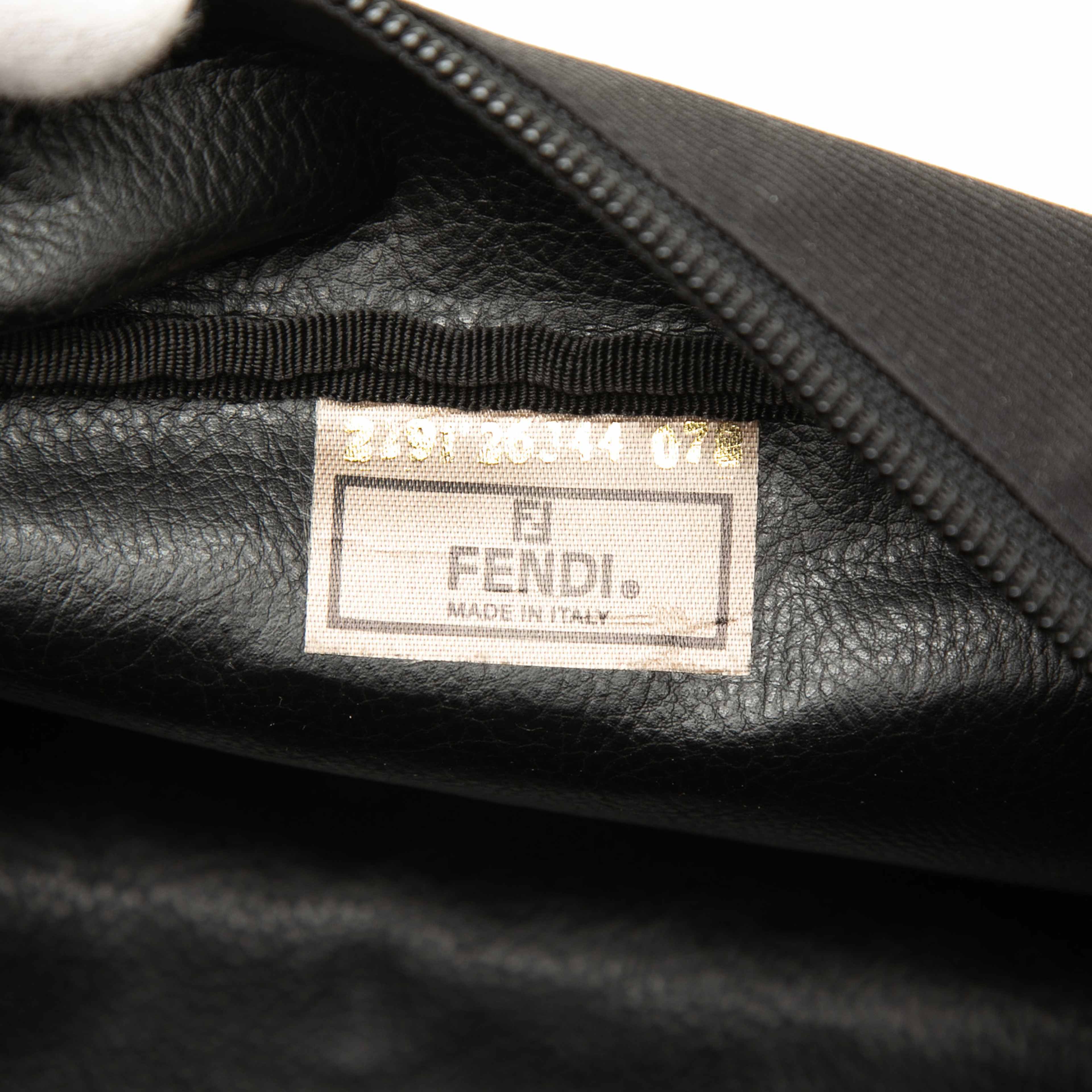Fendi Nylon Logo Toiletry Pouch, från Luxclusif, i färgen svart. Klicka för att öppna bilden i stort format