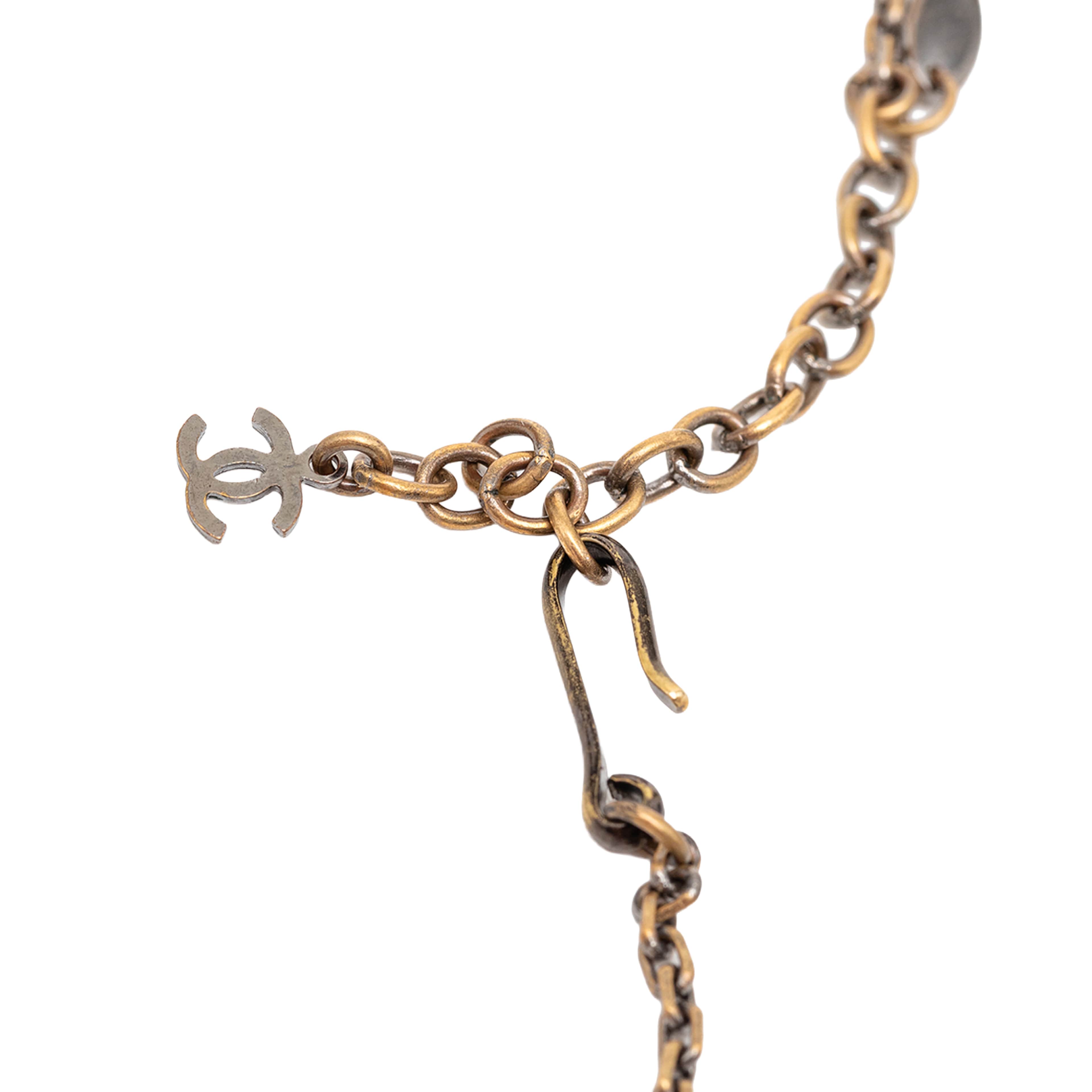 Chanel Cc Gold Plated Resin Crossbones Round Pendant Necklace, från Luxclusif, i färgen guld. Klicka för att öppna bilden i stort format