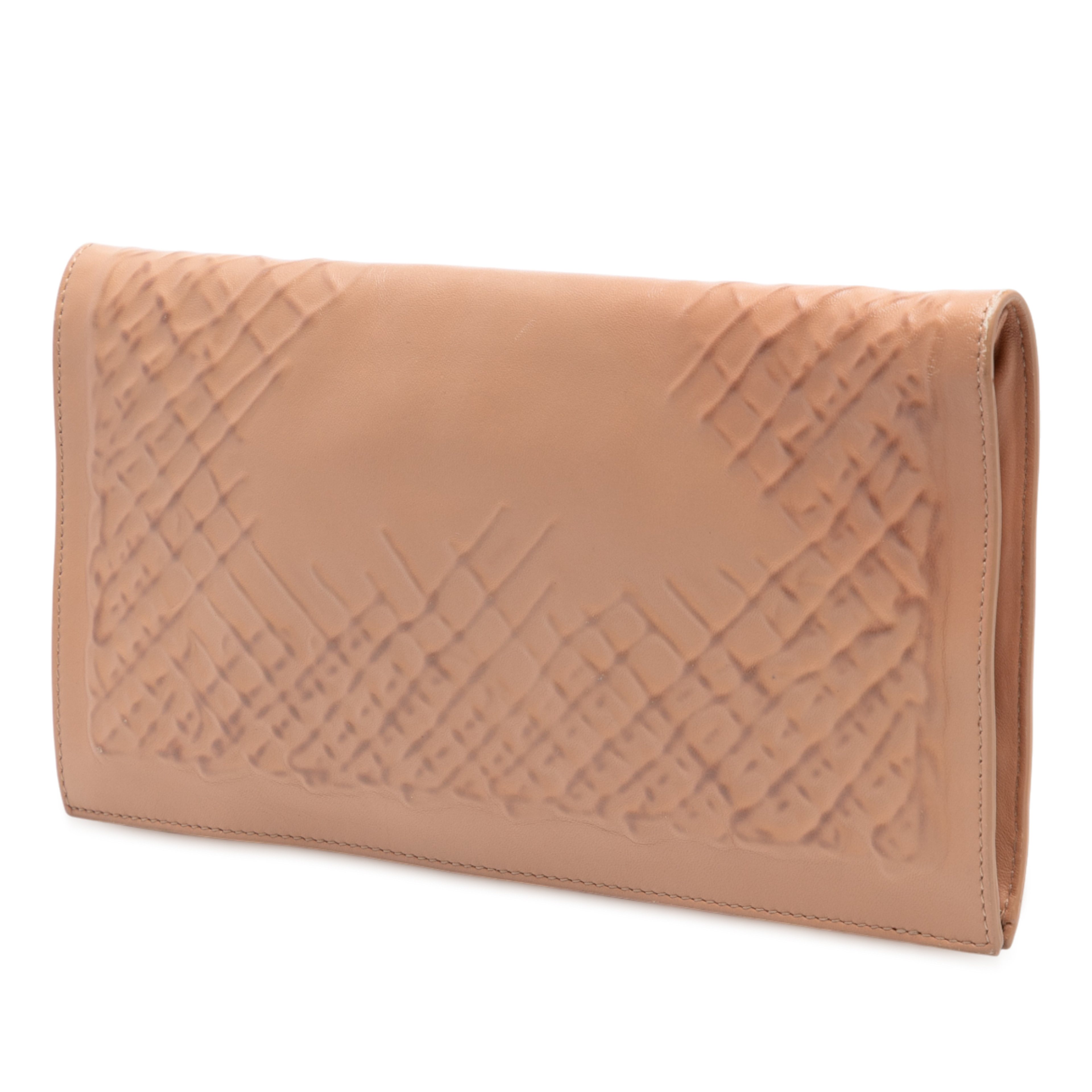 Bottega Veneta Nappa Embossed Intrecciato Turnlock Clutch, från Luxclusif, i färgen nude. Klicka för att öppna bilden i stort format