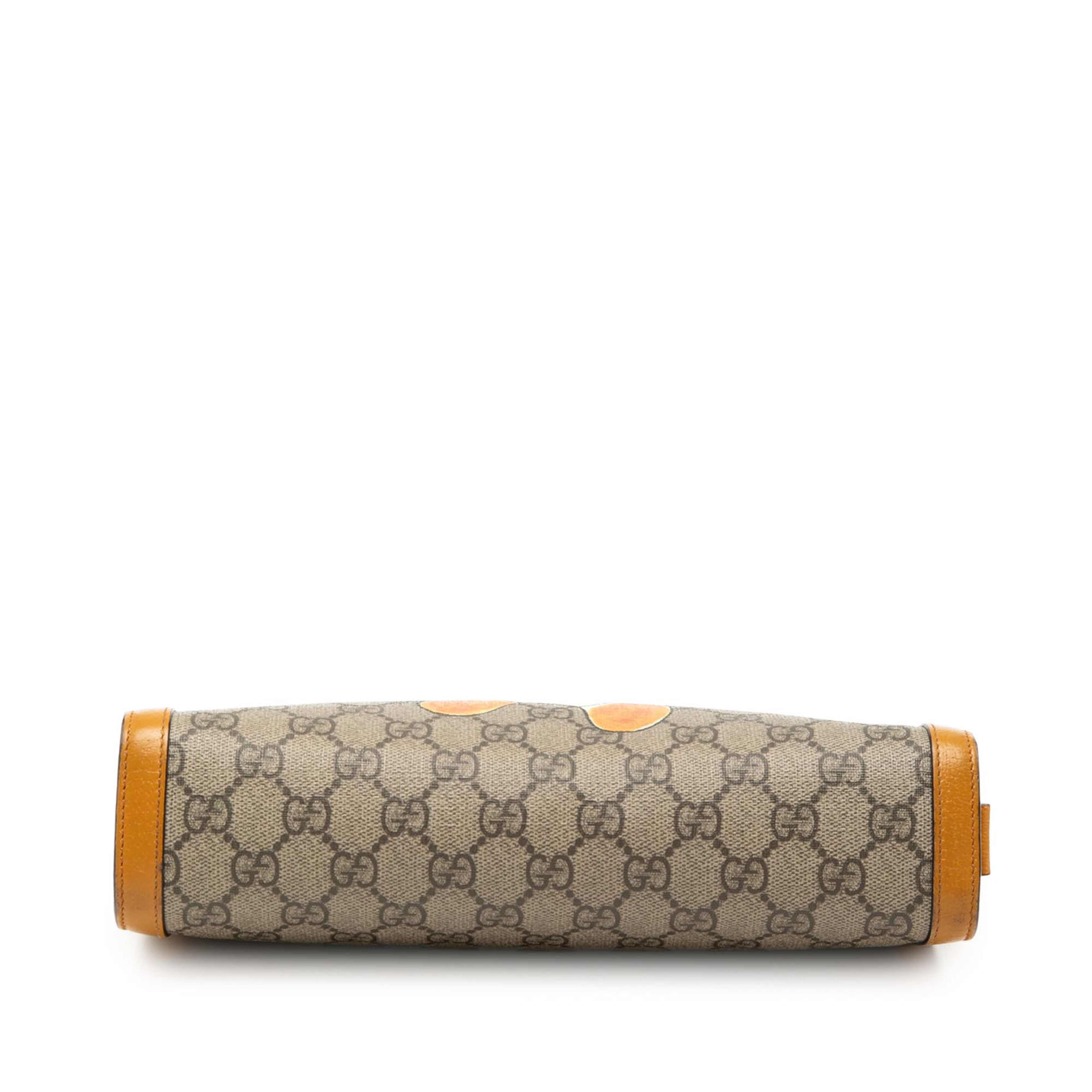Gucci Kai Gg Supreme Teddy Bear Clutch, från Luxclusif, i färgen beige. Klicka för att öppna bilden i stort format